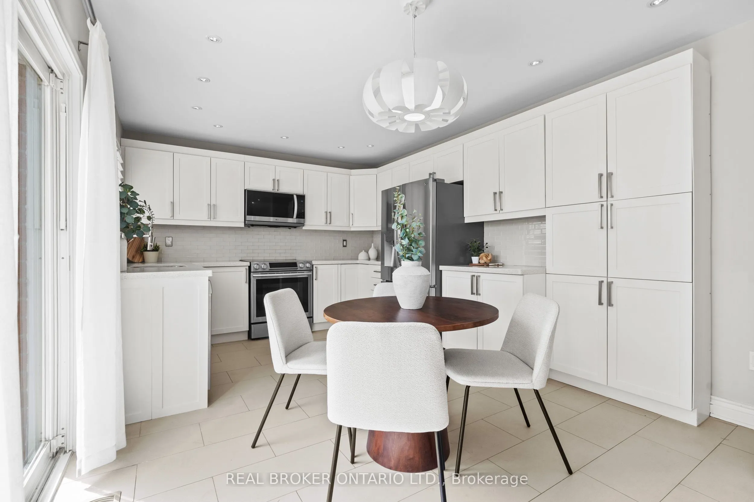 2349 Falkland Crescent
