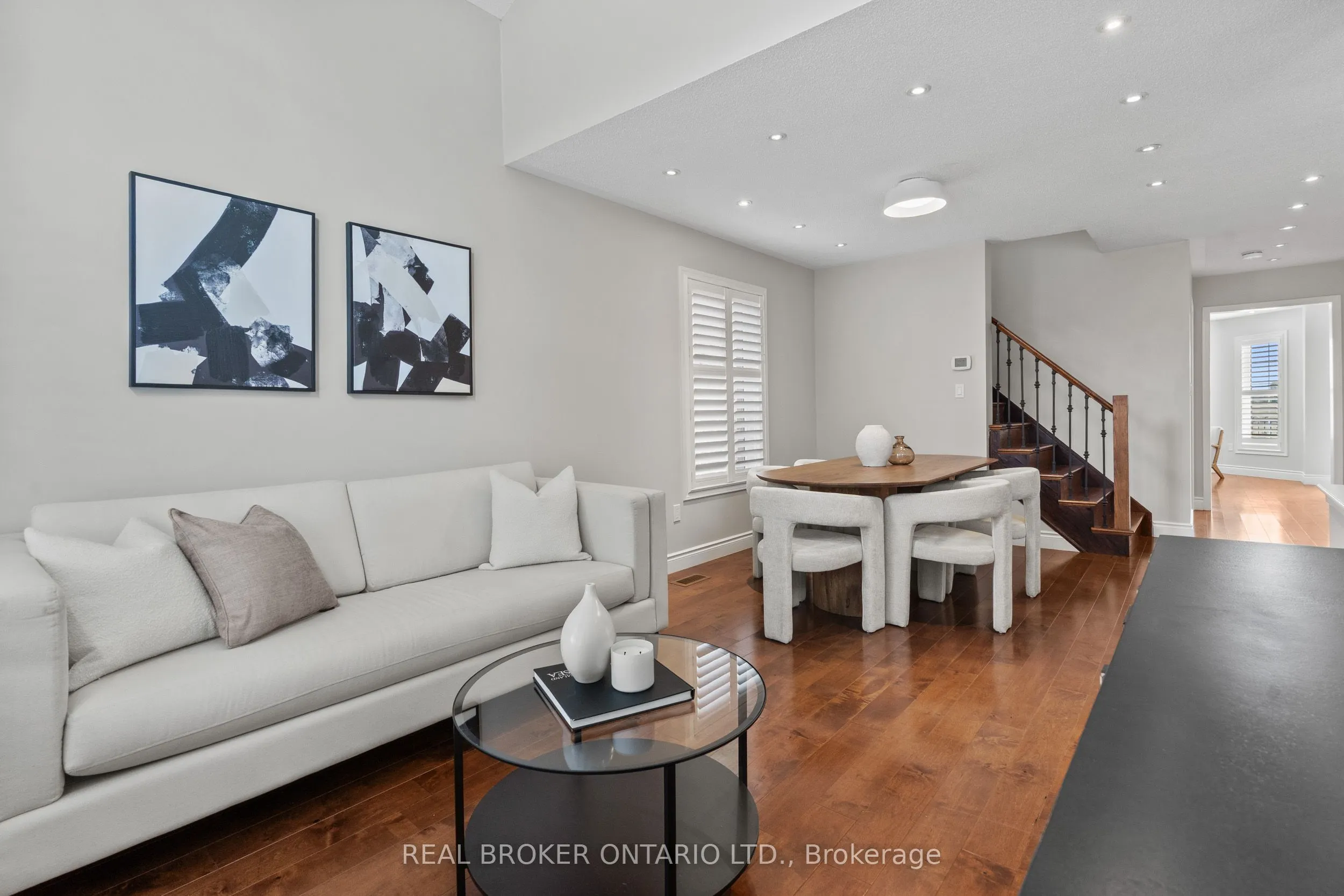 2349 Falkland Crescent