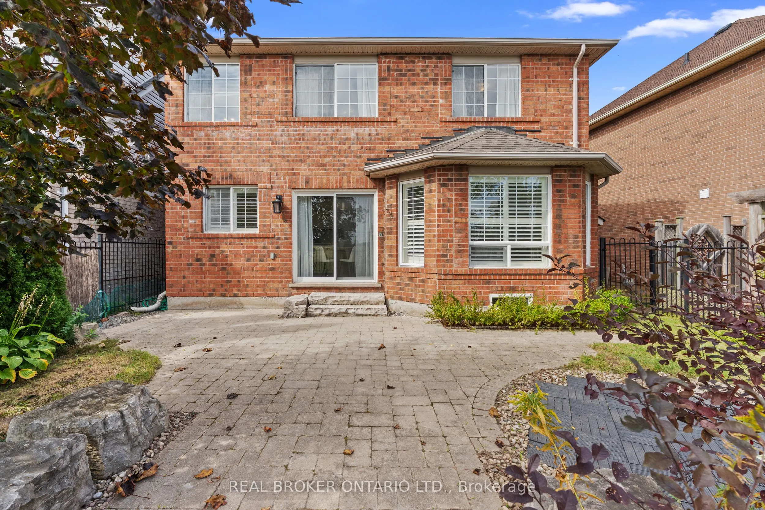 2349 Falkland Crescent