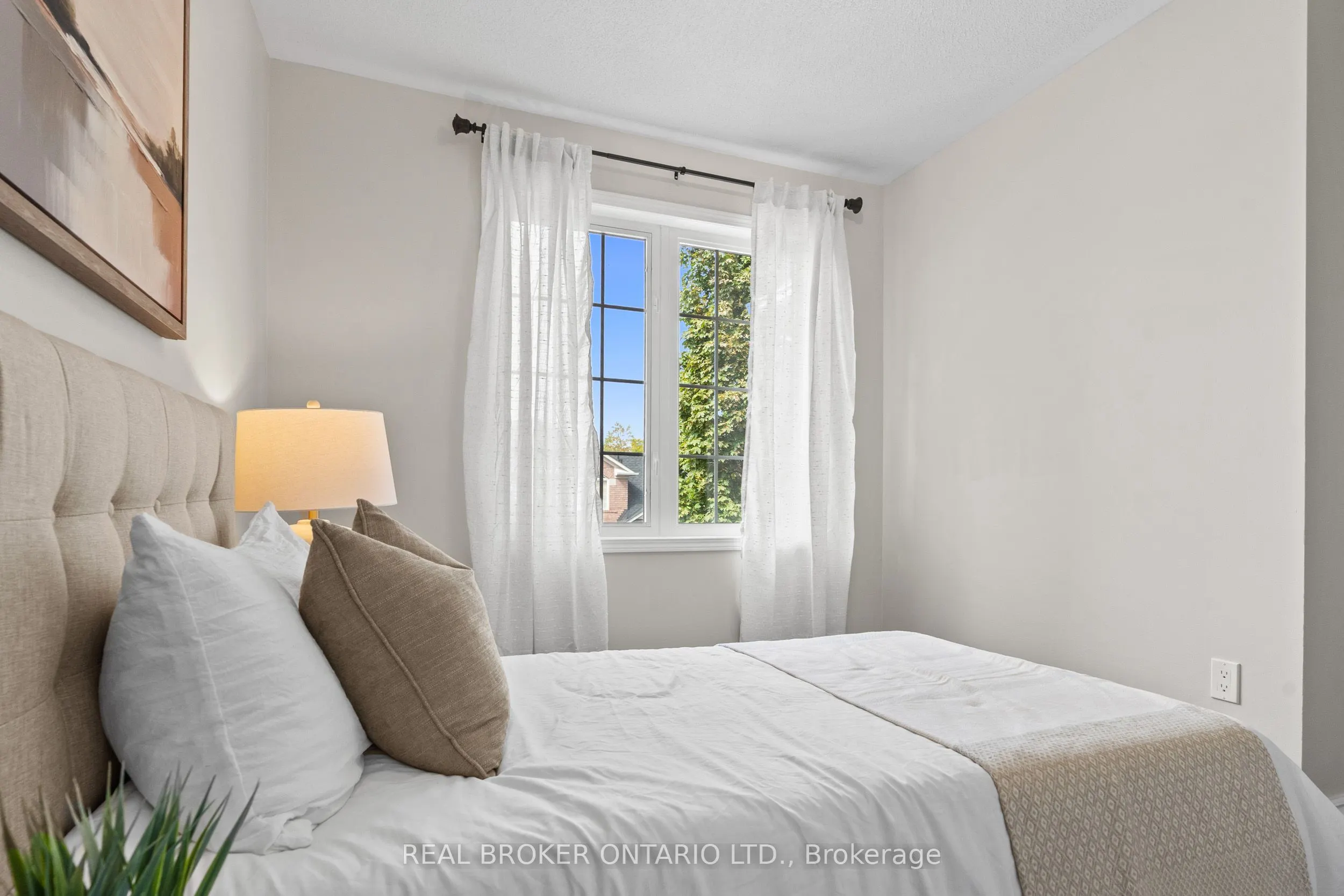 2349 Falkland Crescent