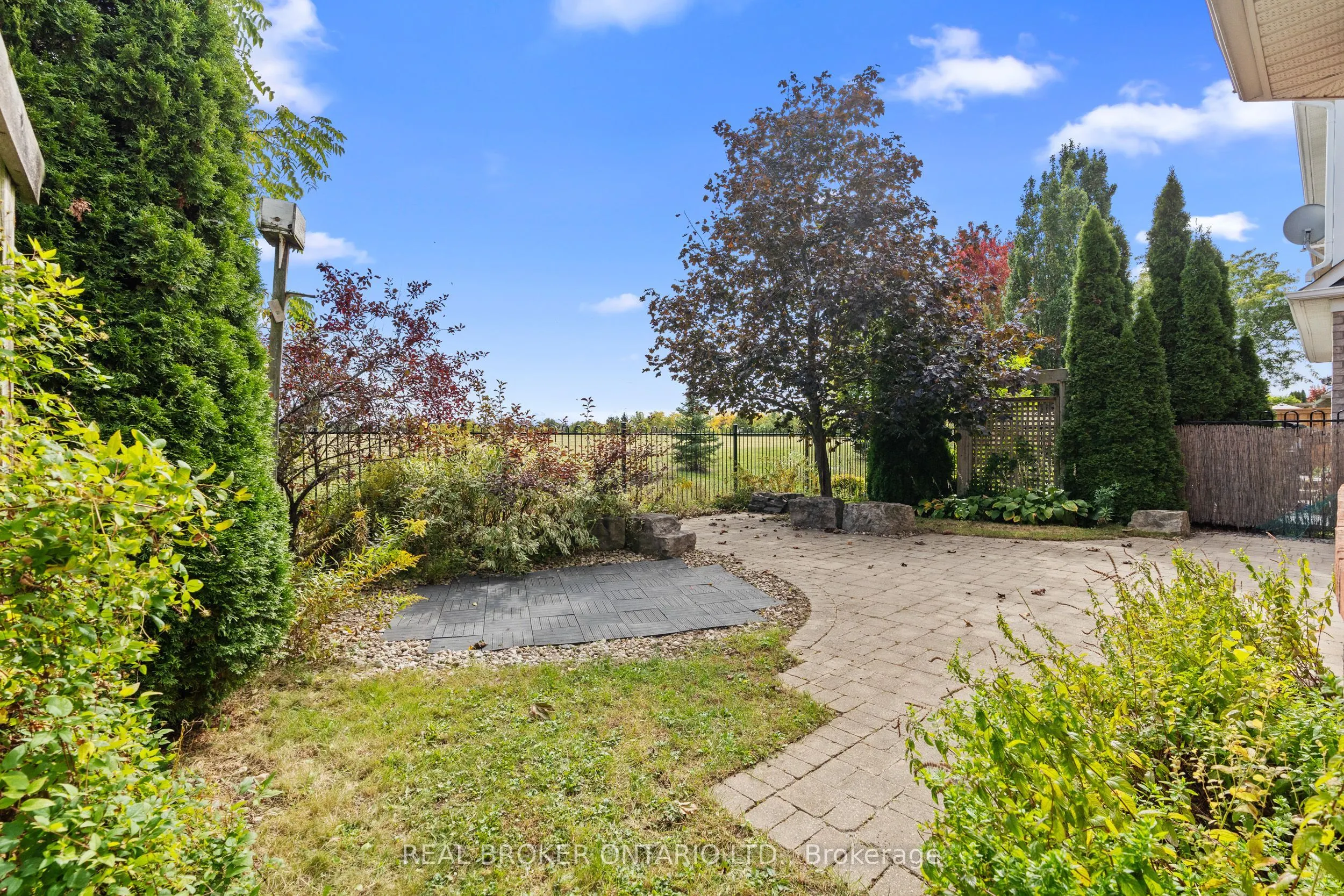 2349 Falkland Crescent