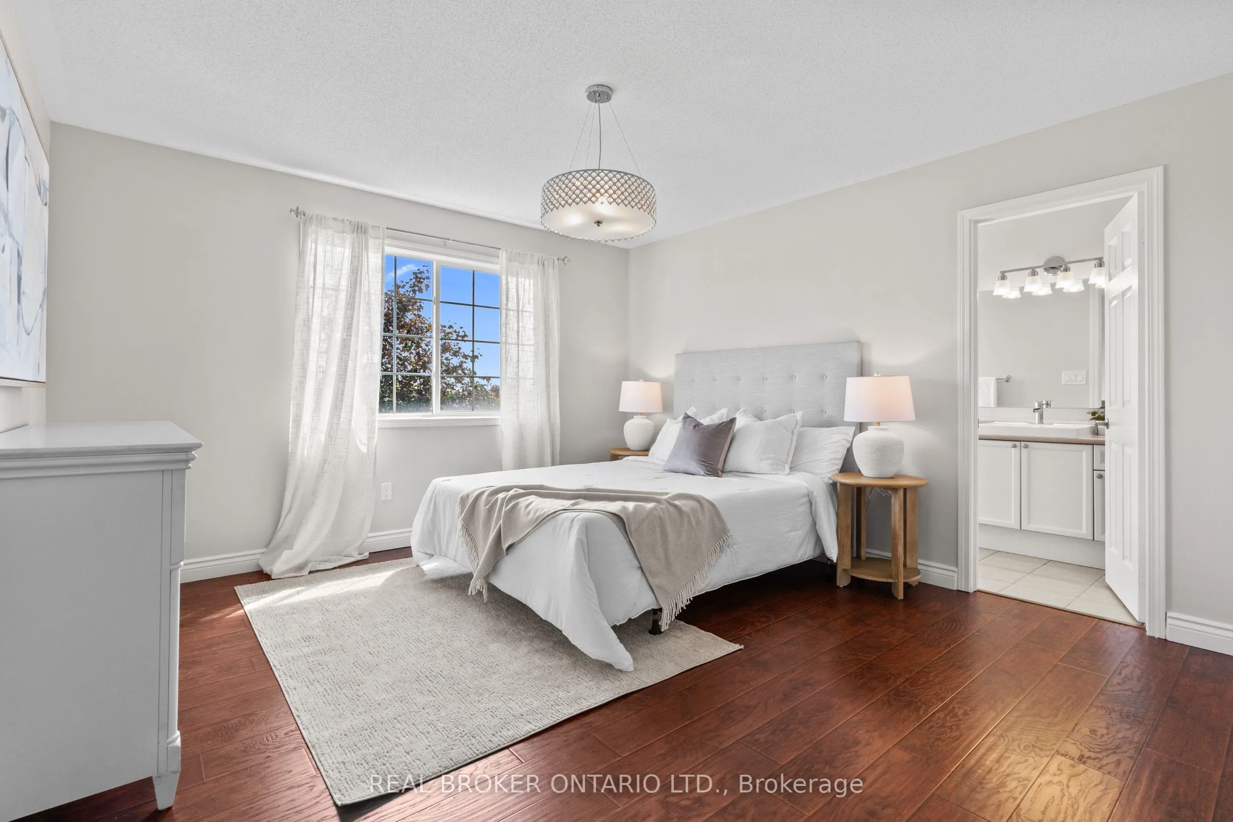 2349 Falkland Crescent