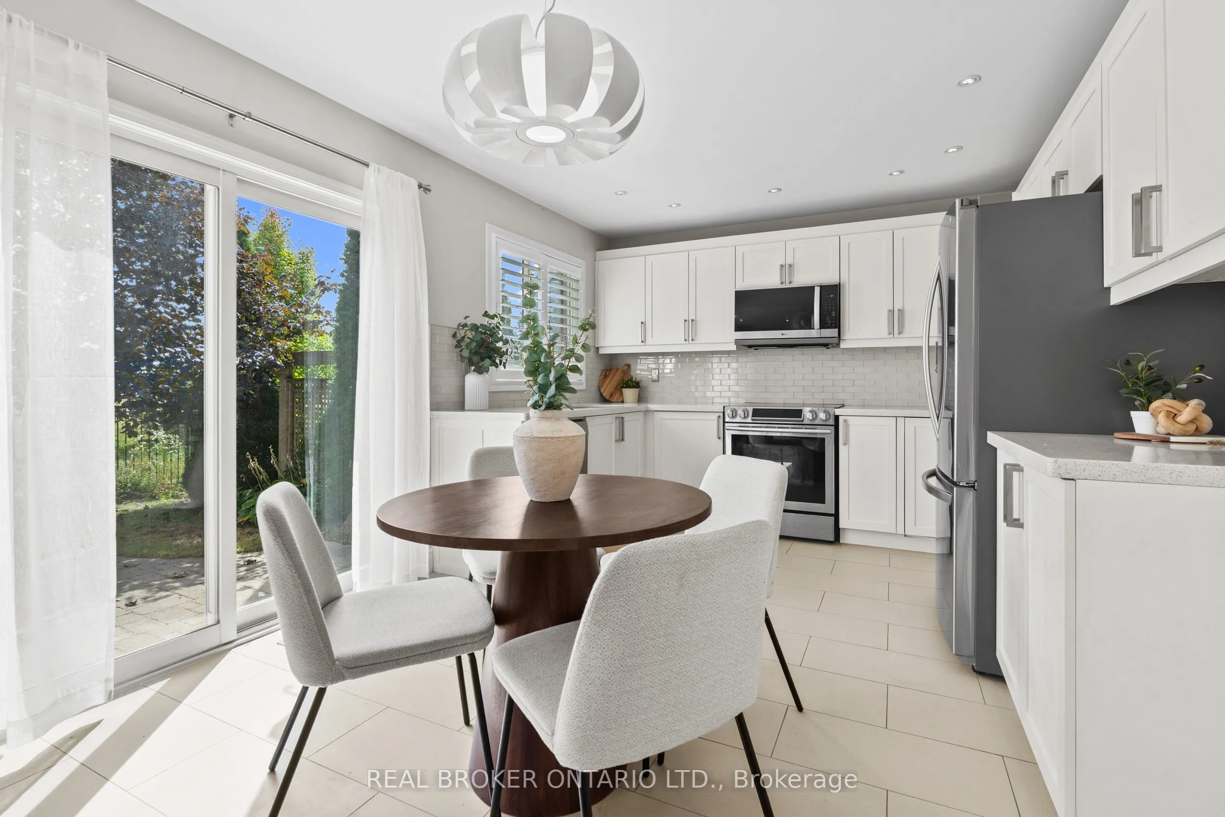 2349 Falkland Crescent