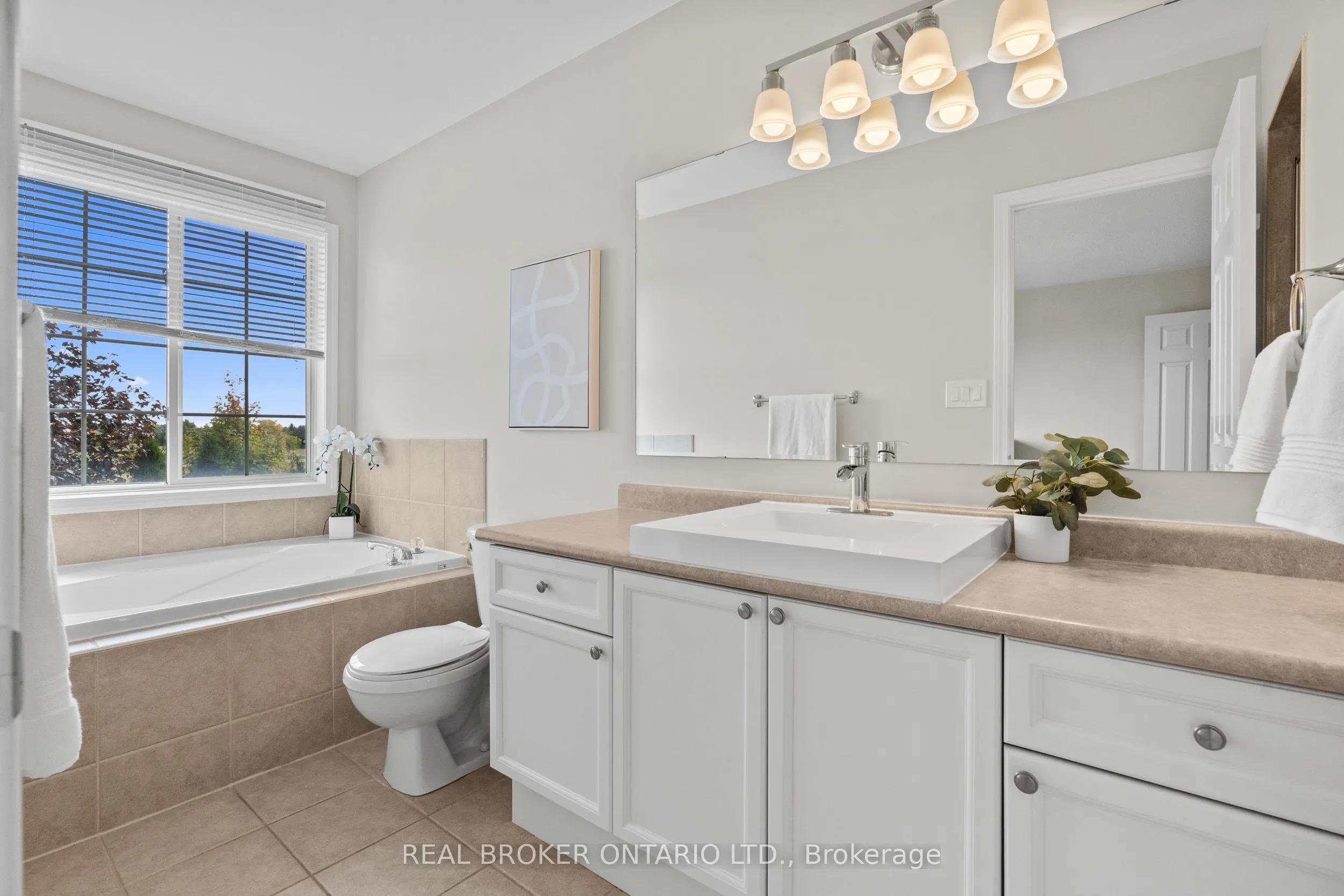 2349 Falkland Crescent