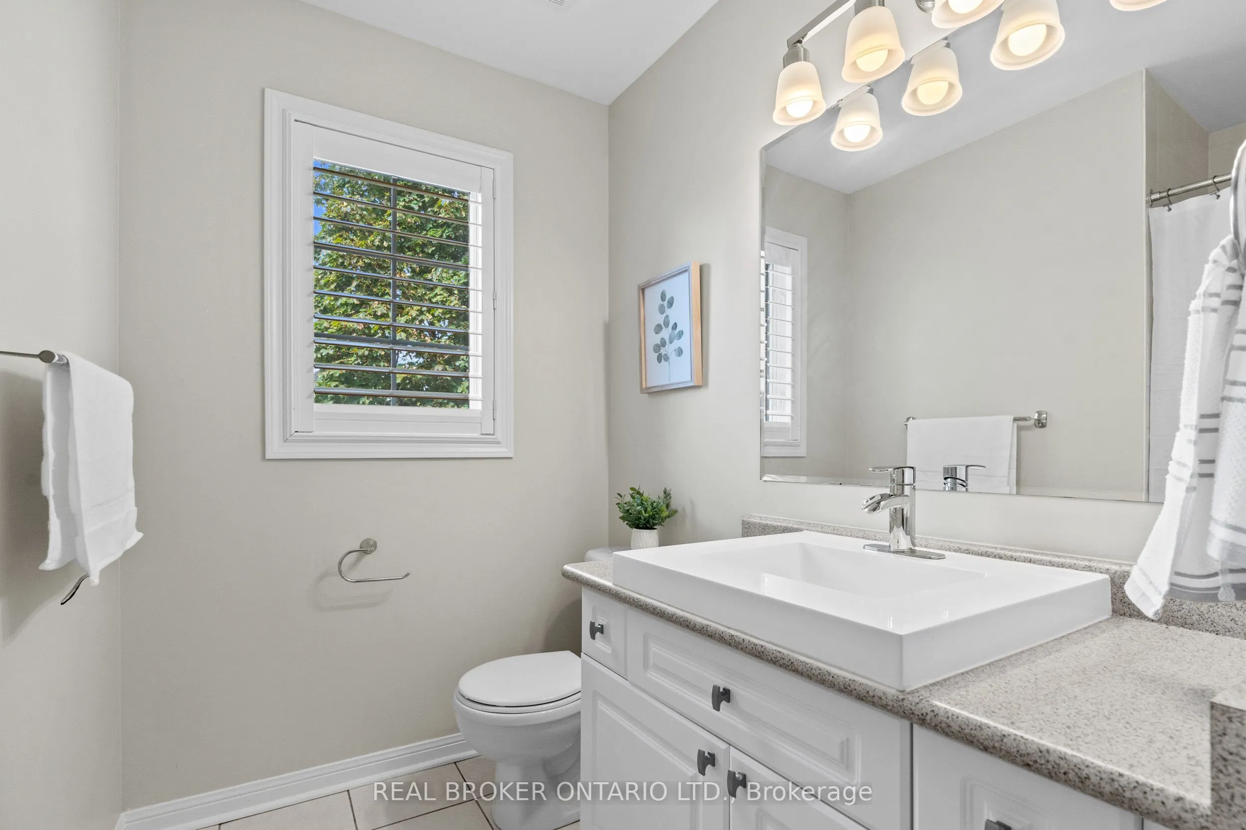 2349 Falkland Crescent