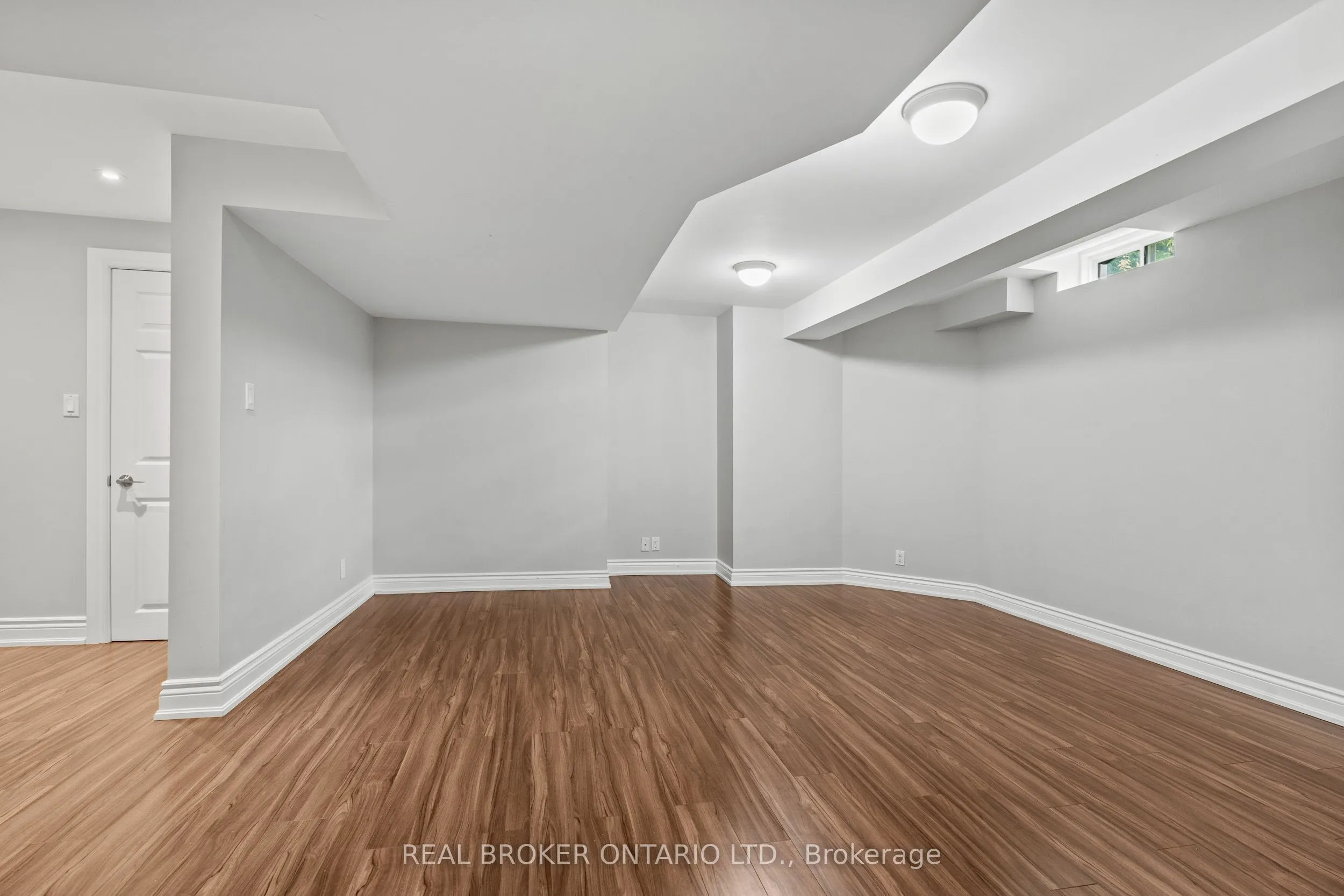 2349 Falkland Crescent