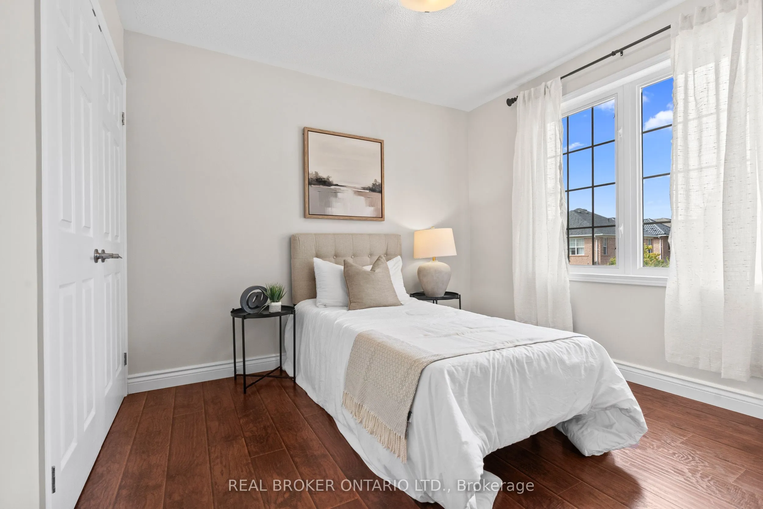 2349 Falkland Crescent