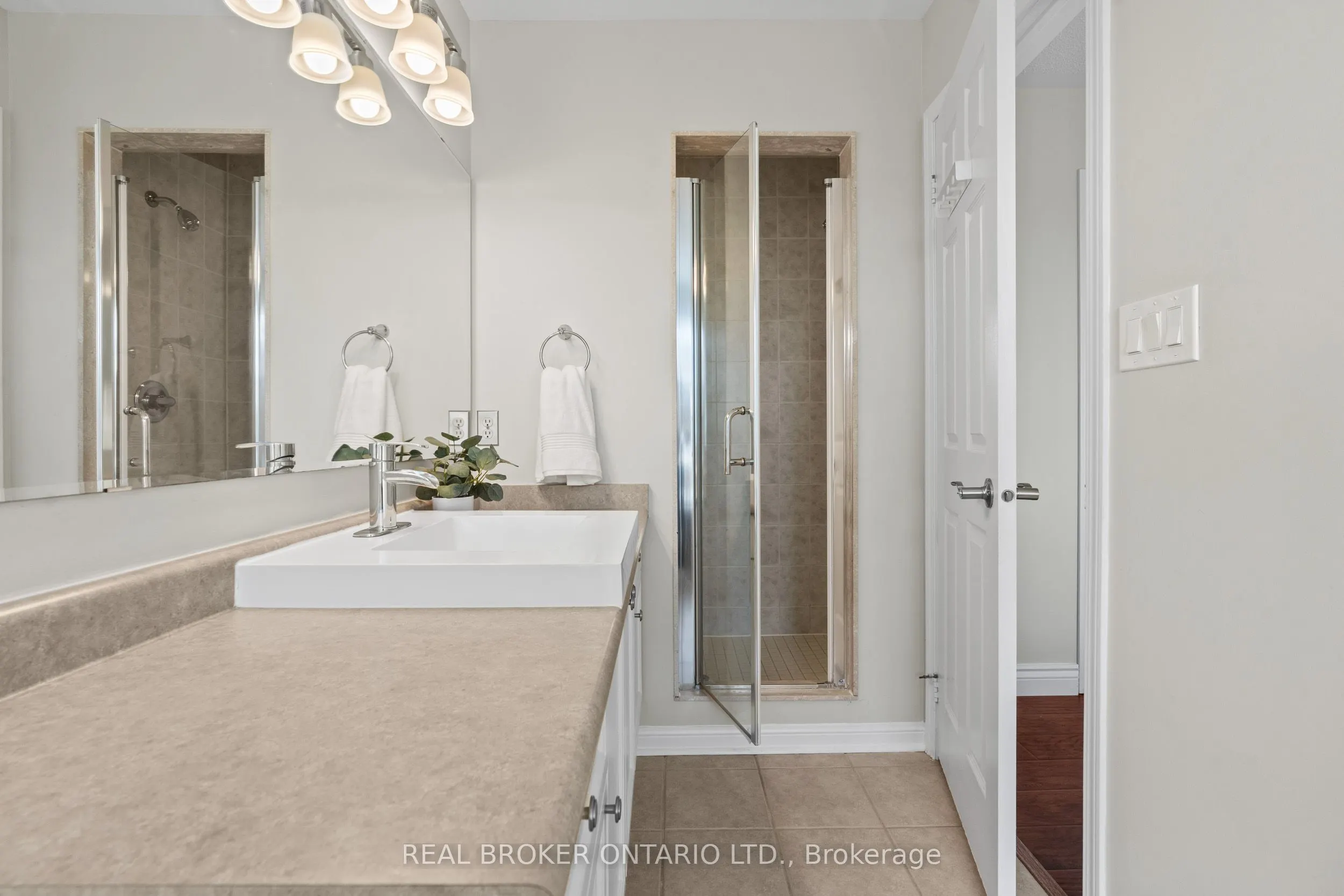 2349 Falkland Crescent