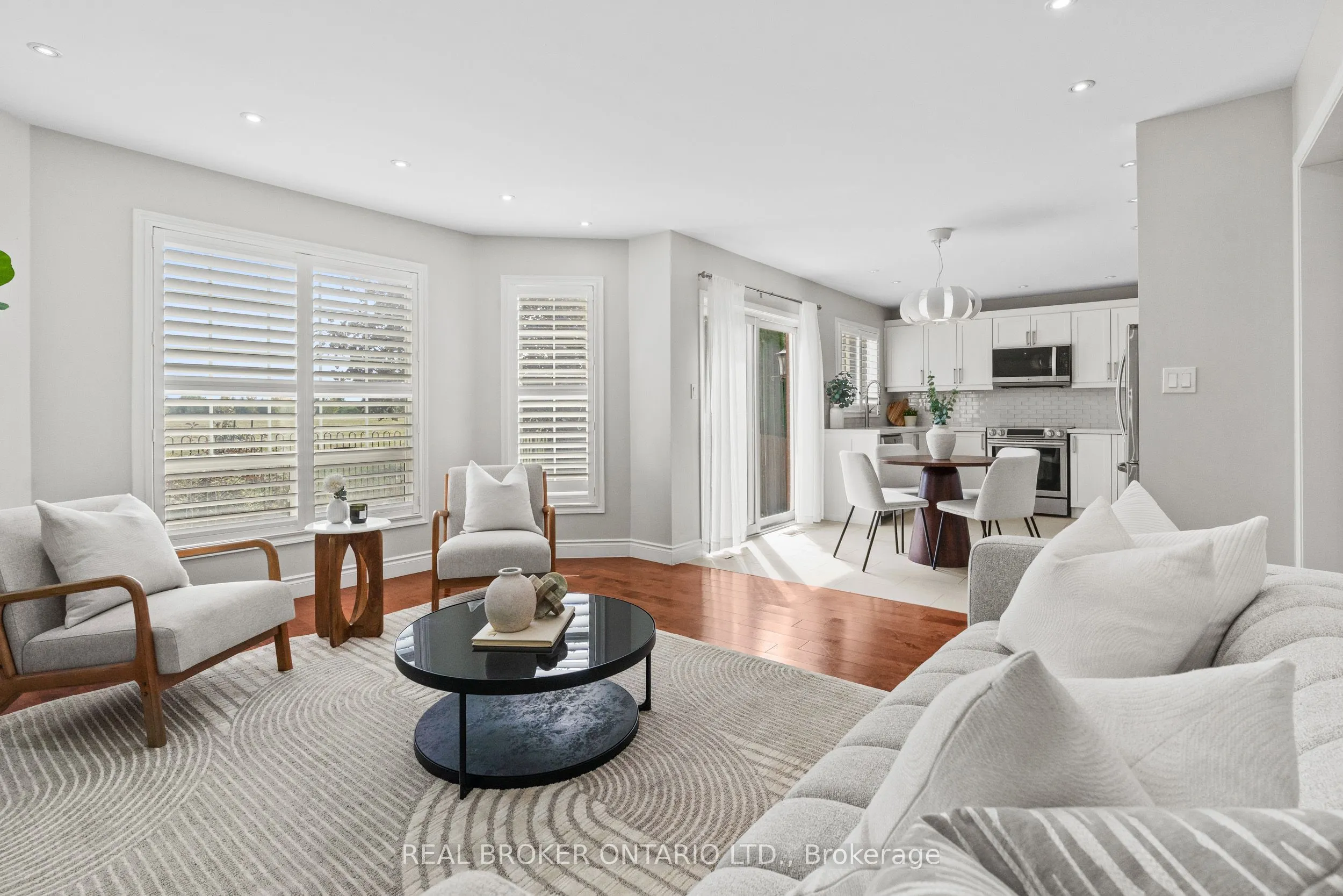 2349 Falkland Crescent