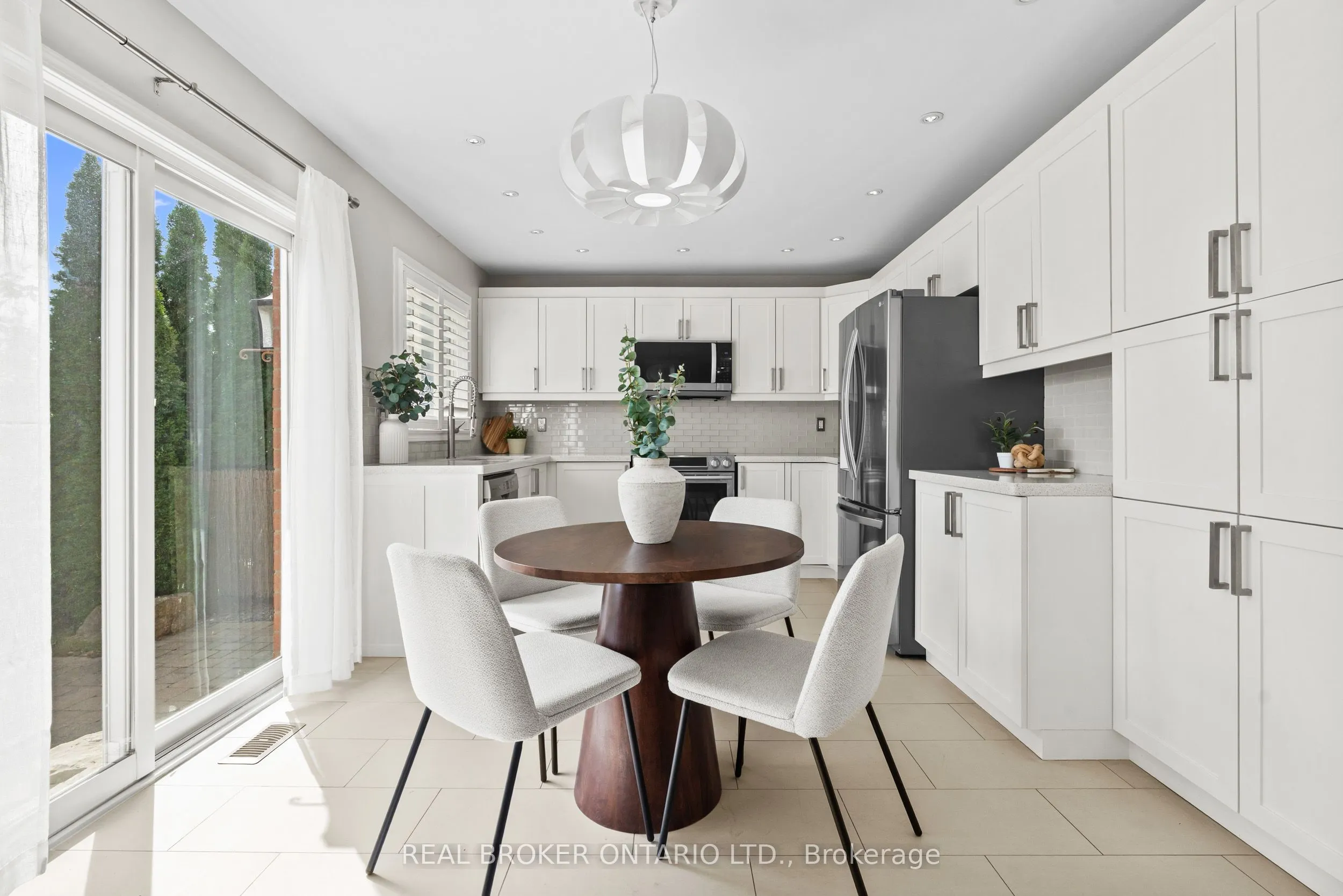 2349 Falkland Crescent