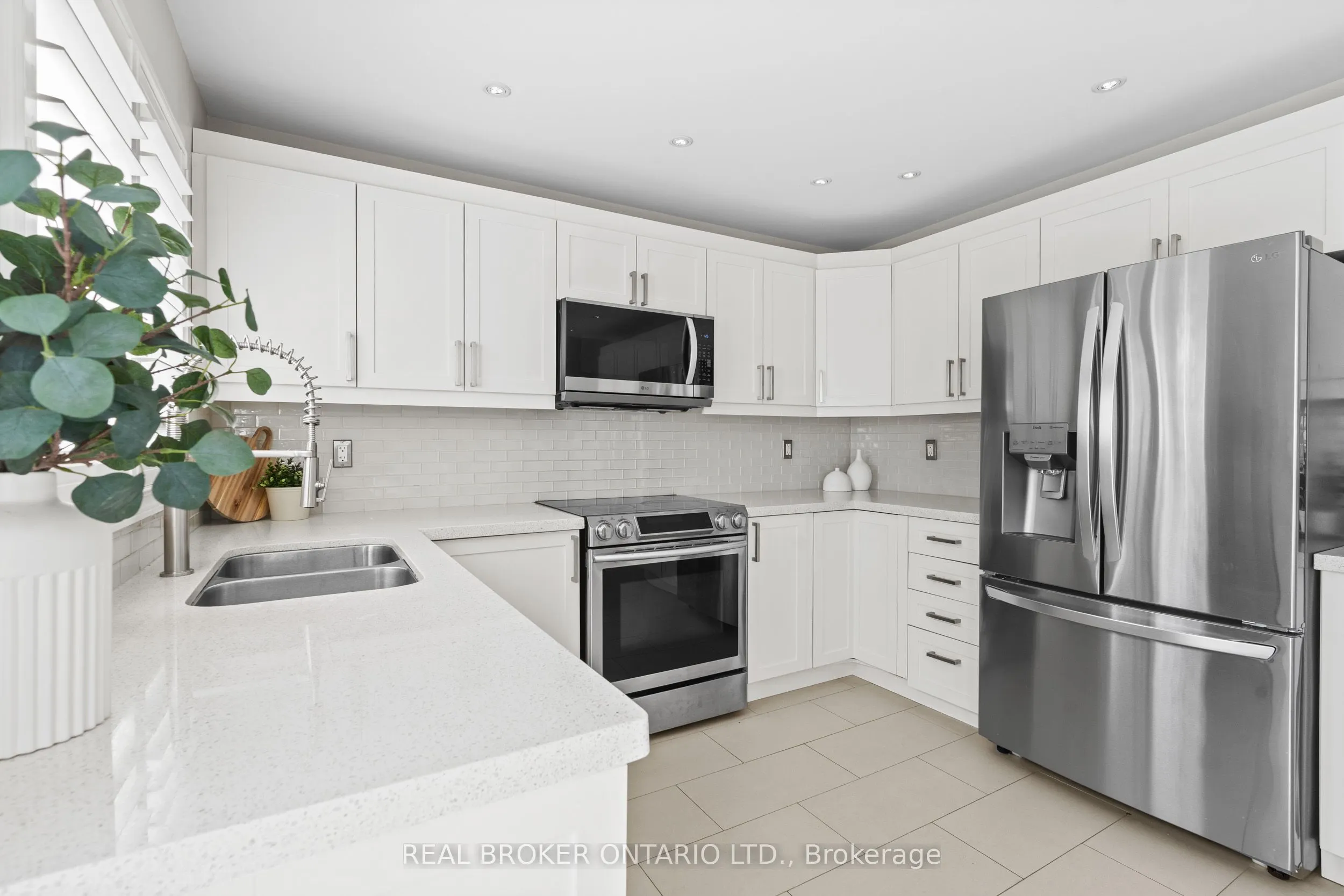 2349 Falkland Crescent