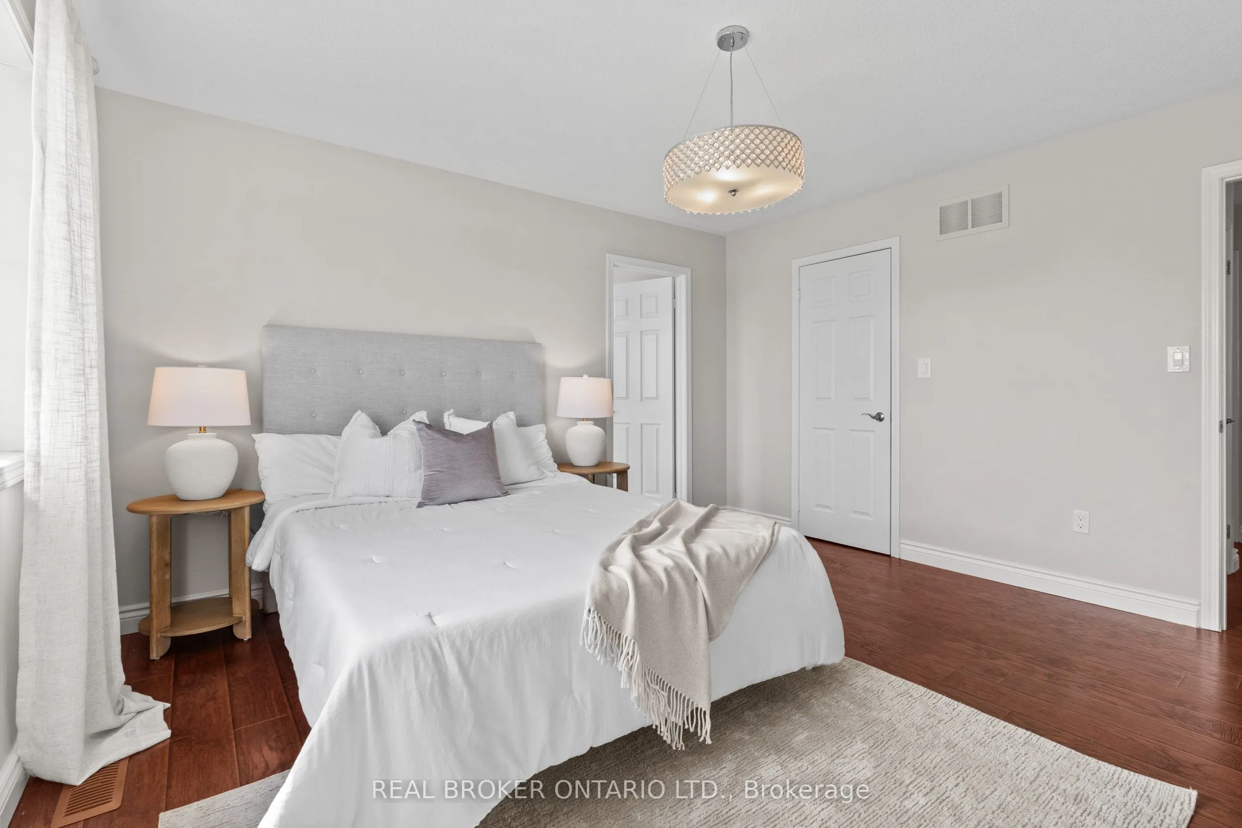 2349 Falkland Crescent