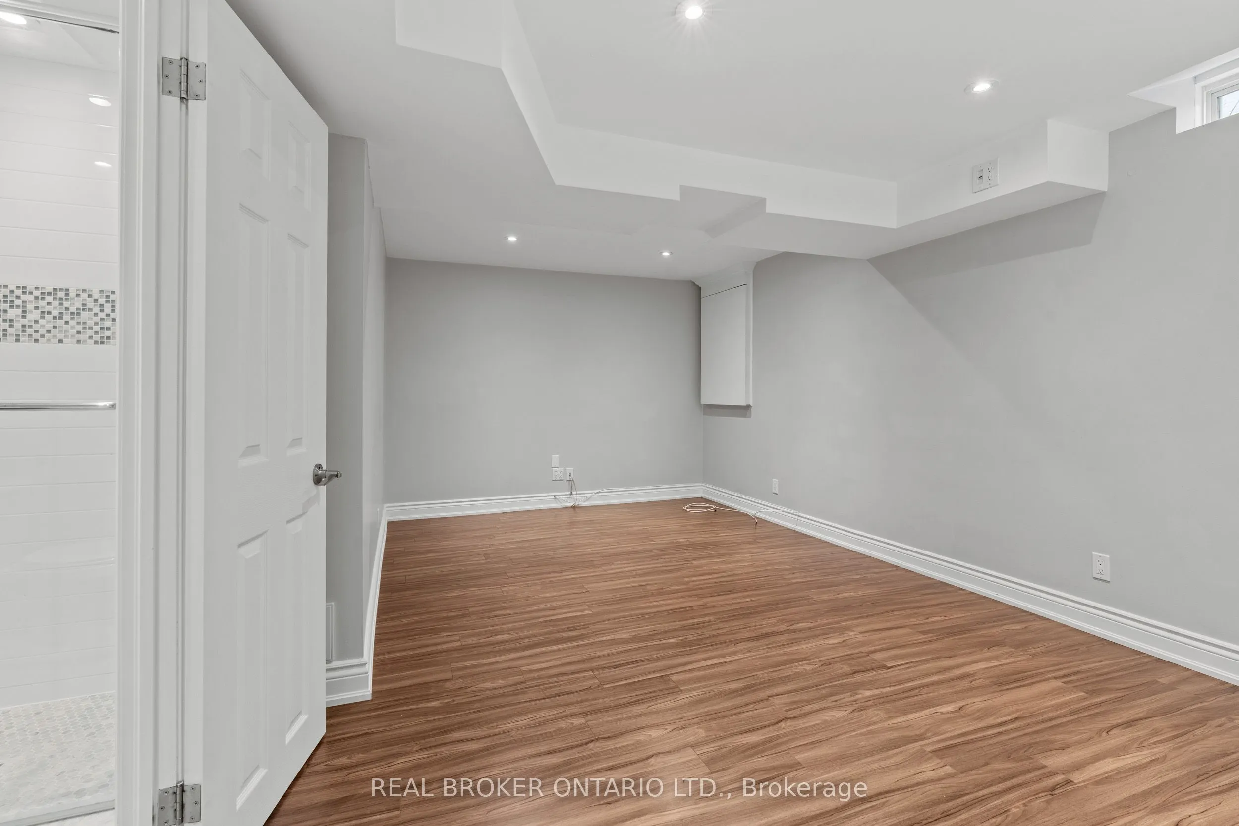 2349 Falkland Crescent