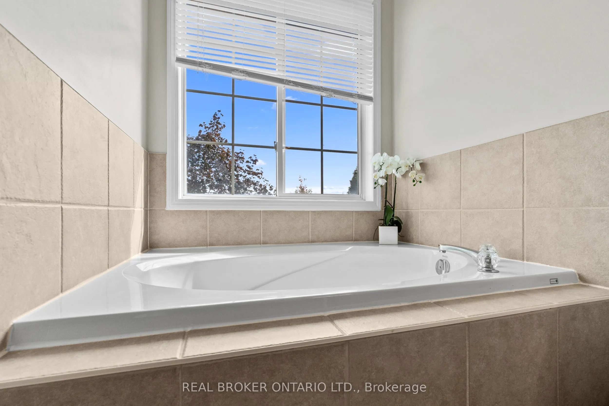 2349 Falkland Crescent