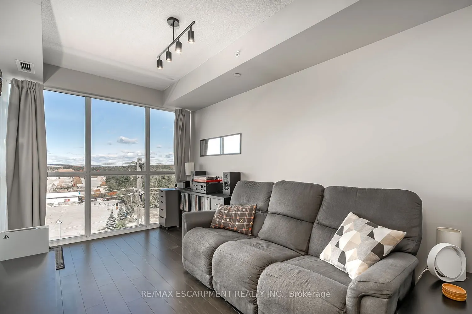 5240 DUNDAS Street #604