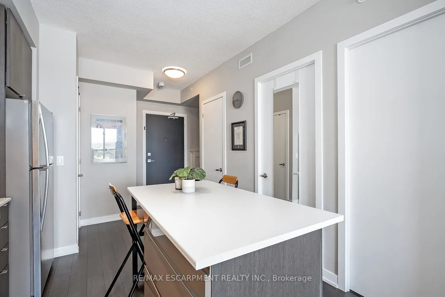 5240 DUNDAS Street #604