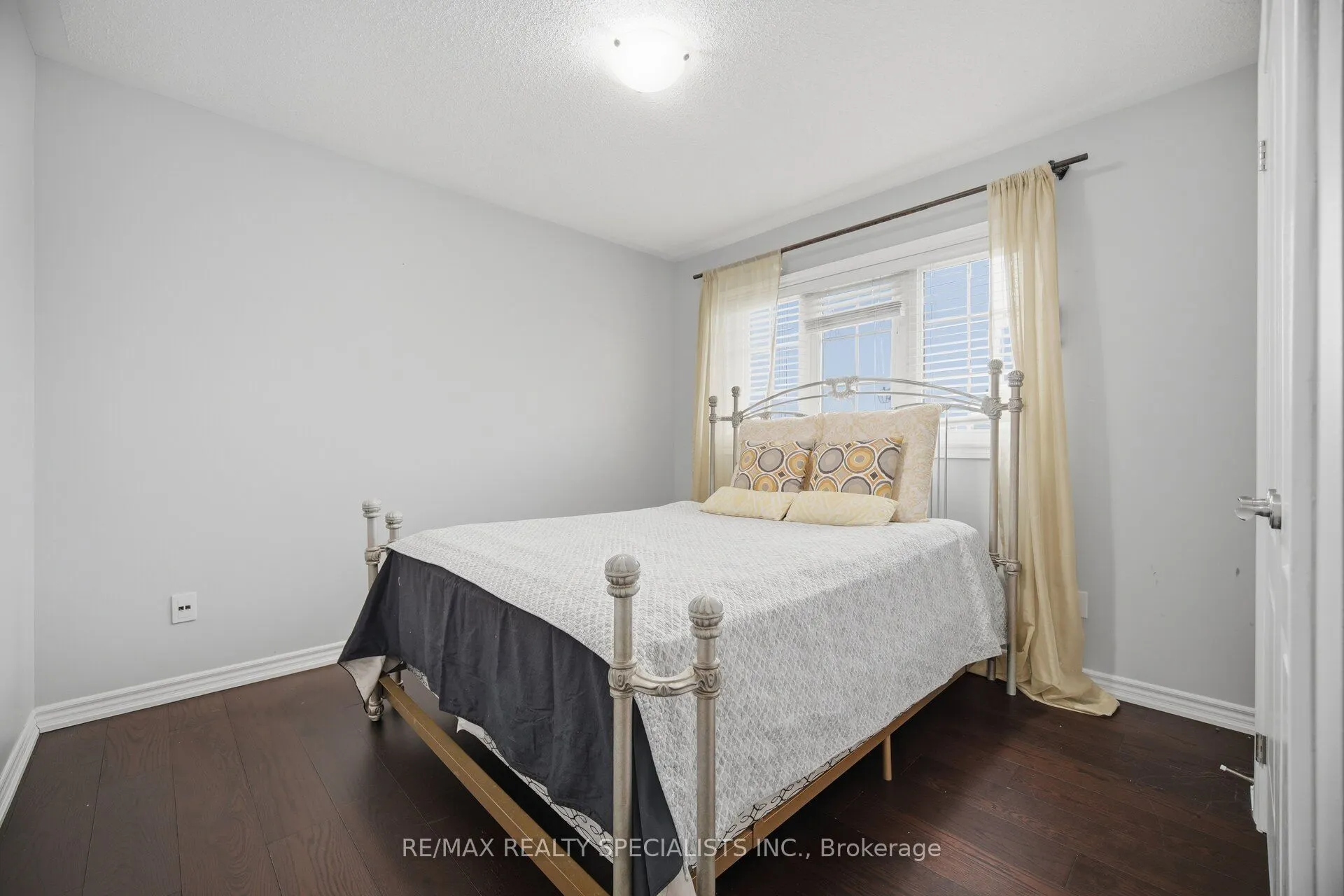 227 Minto Crescent