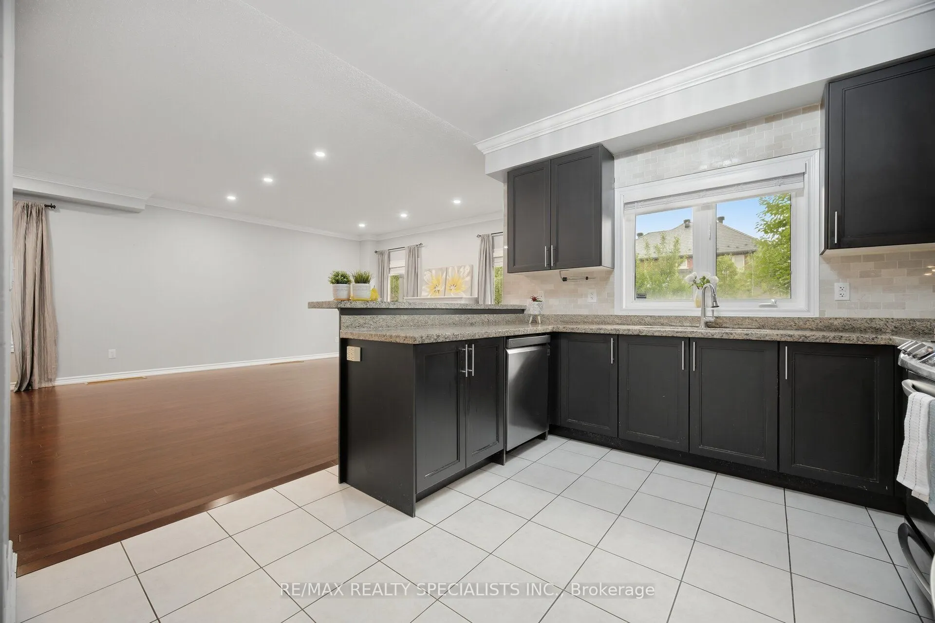 227 Minto Crescent