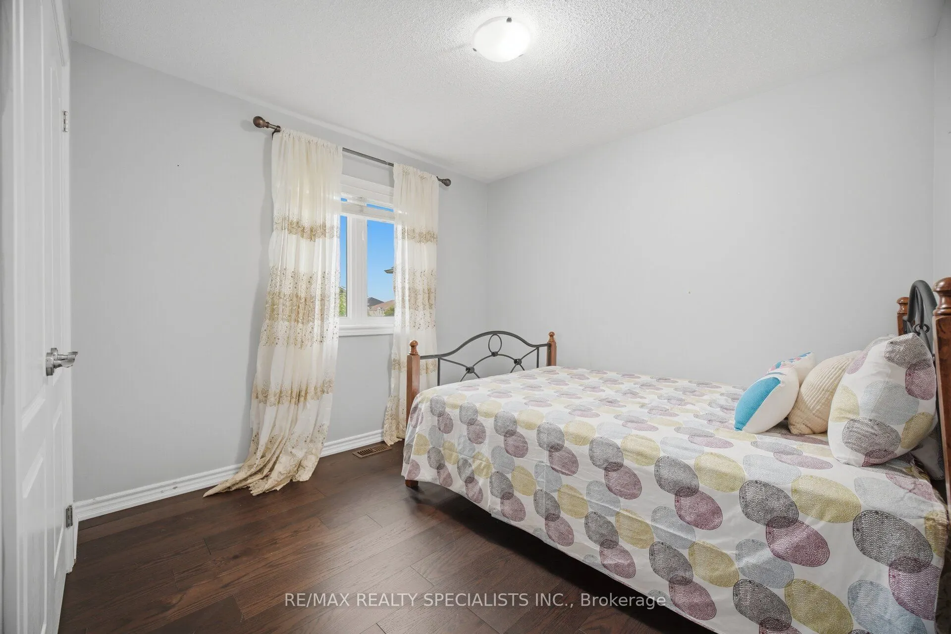 227 Minto Crescent