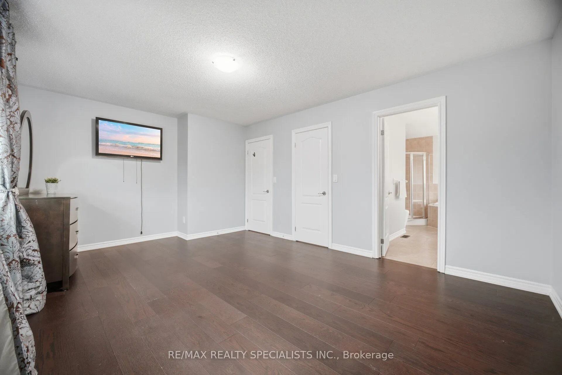 227 Minto Crescent