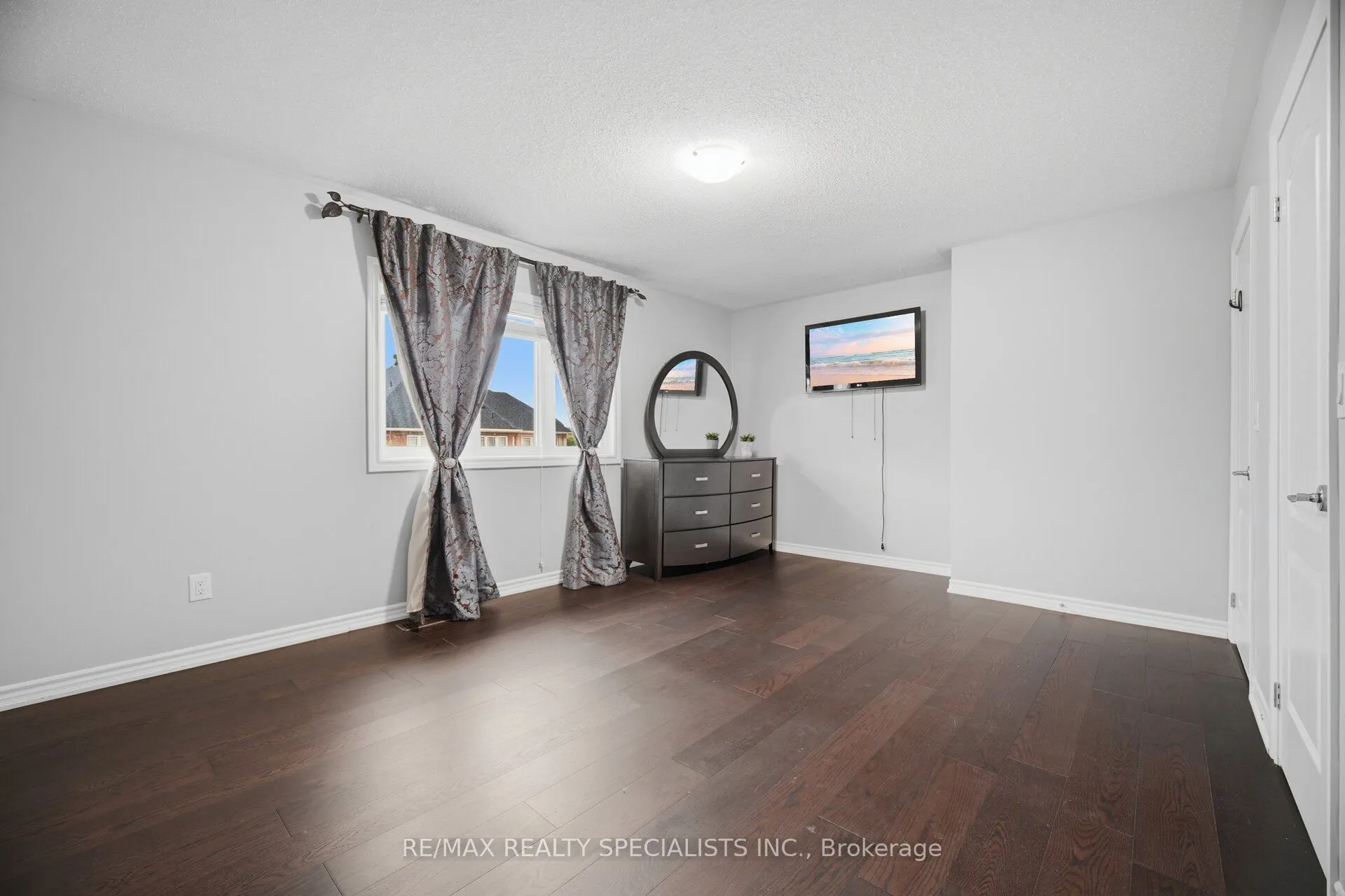 227 Minto Crescent