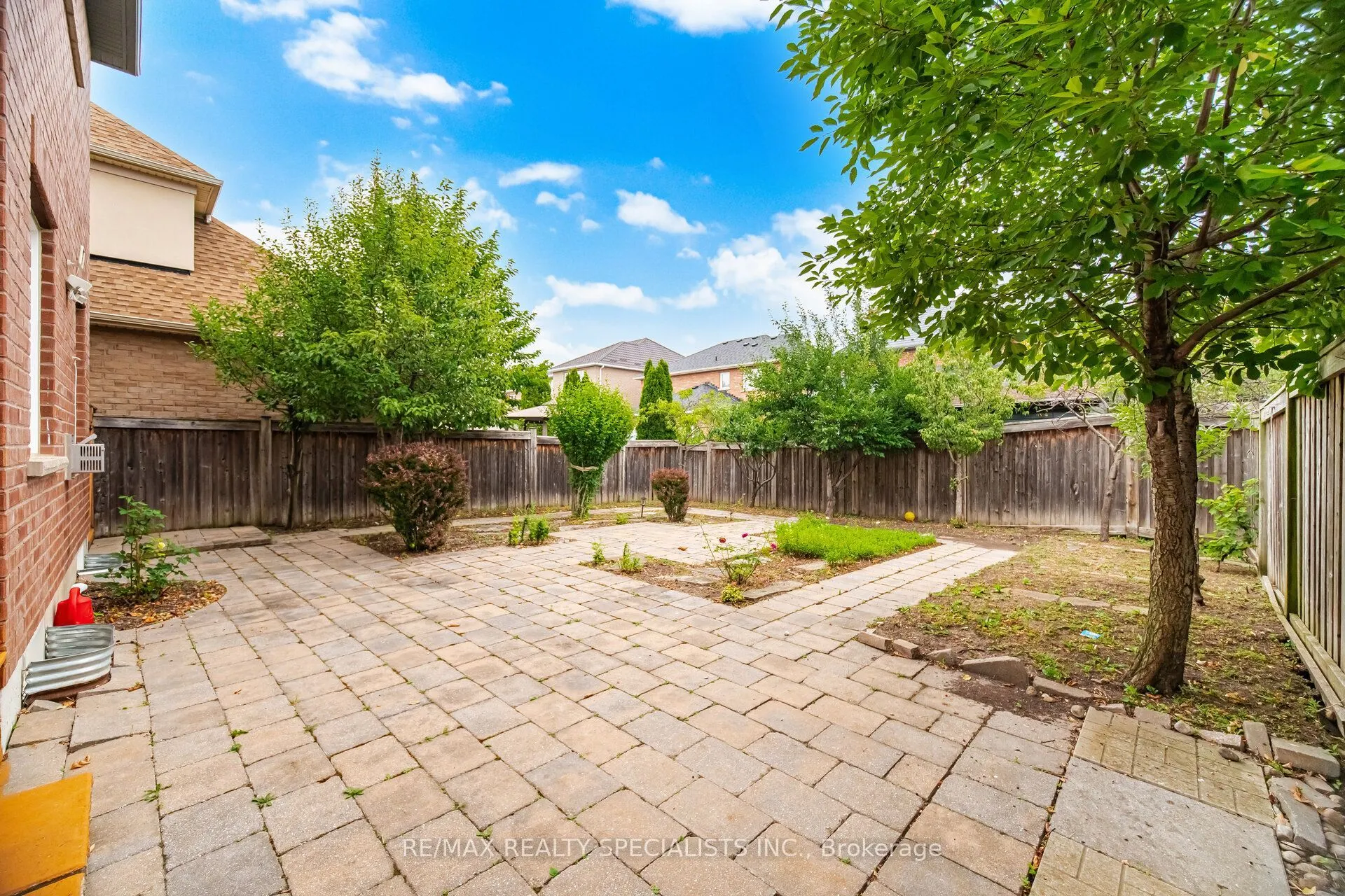 227 Minto Crescent