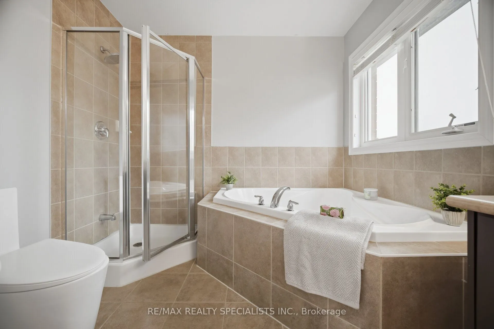 227 Minto Crescent