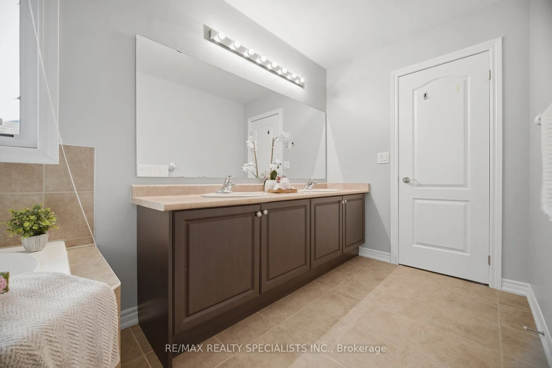 227 Minto Crescent