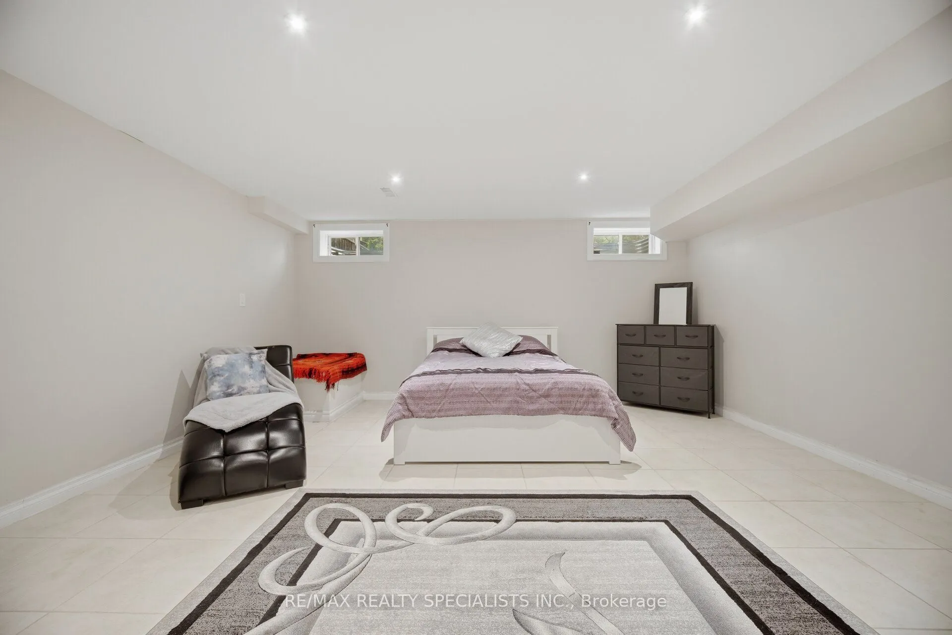 227 Minto Crescent