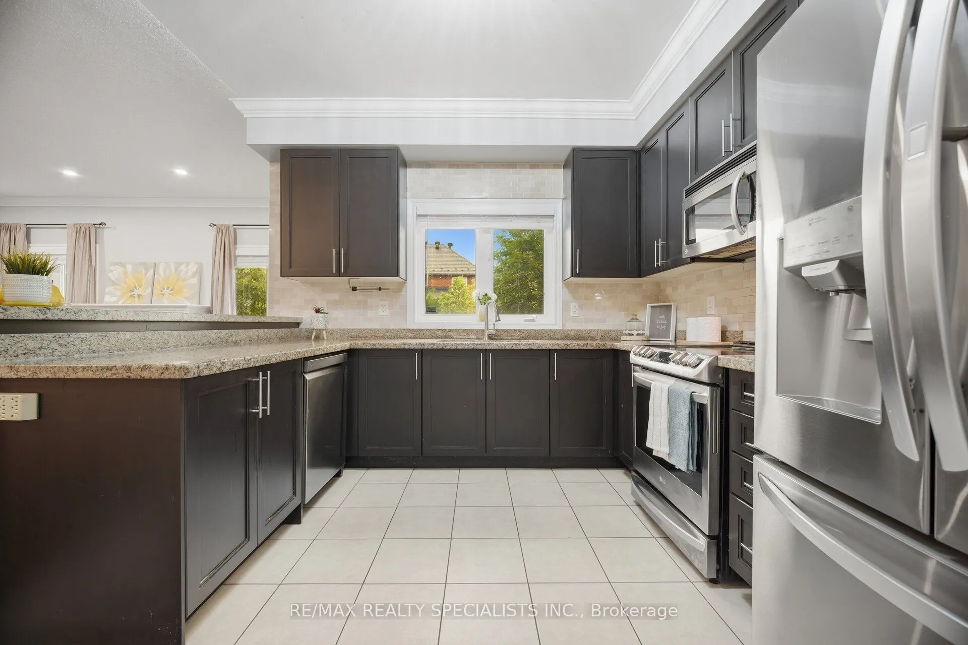 227 Minto Crescent