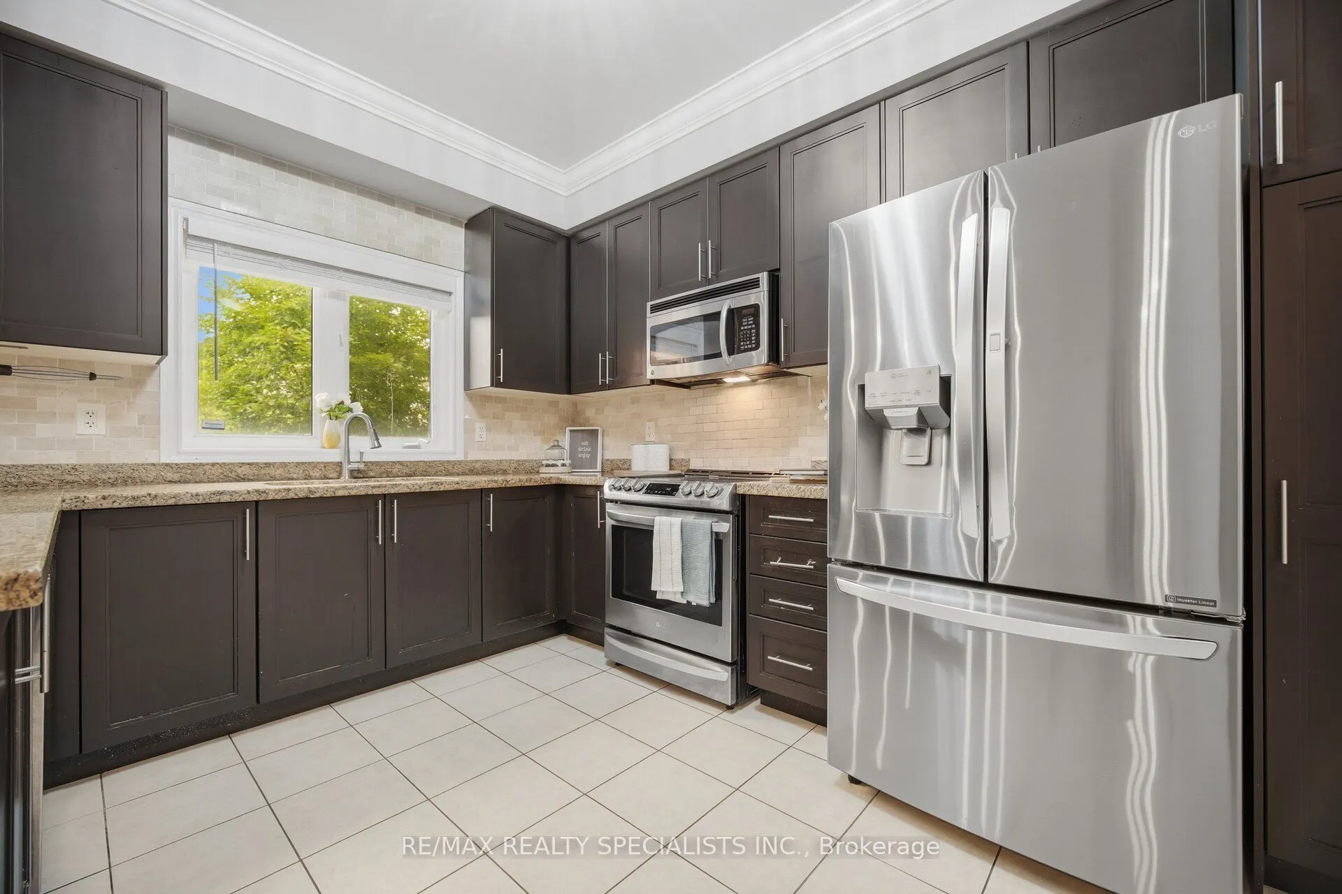 227 Minto Crescent