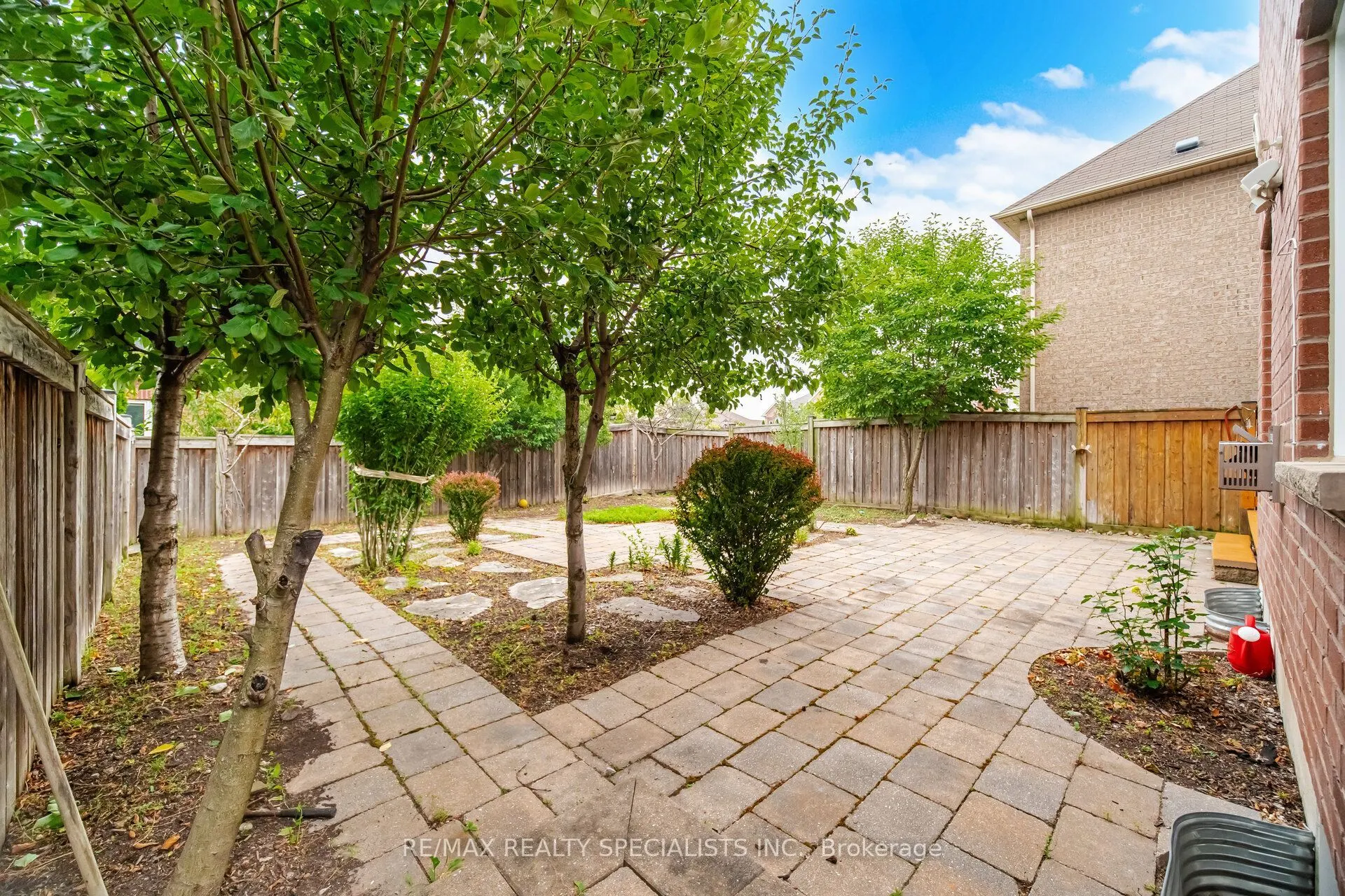 227 Minto Crescent