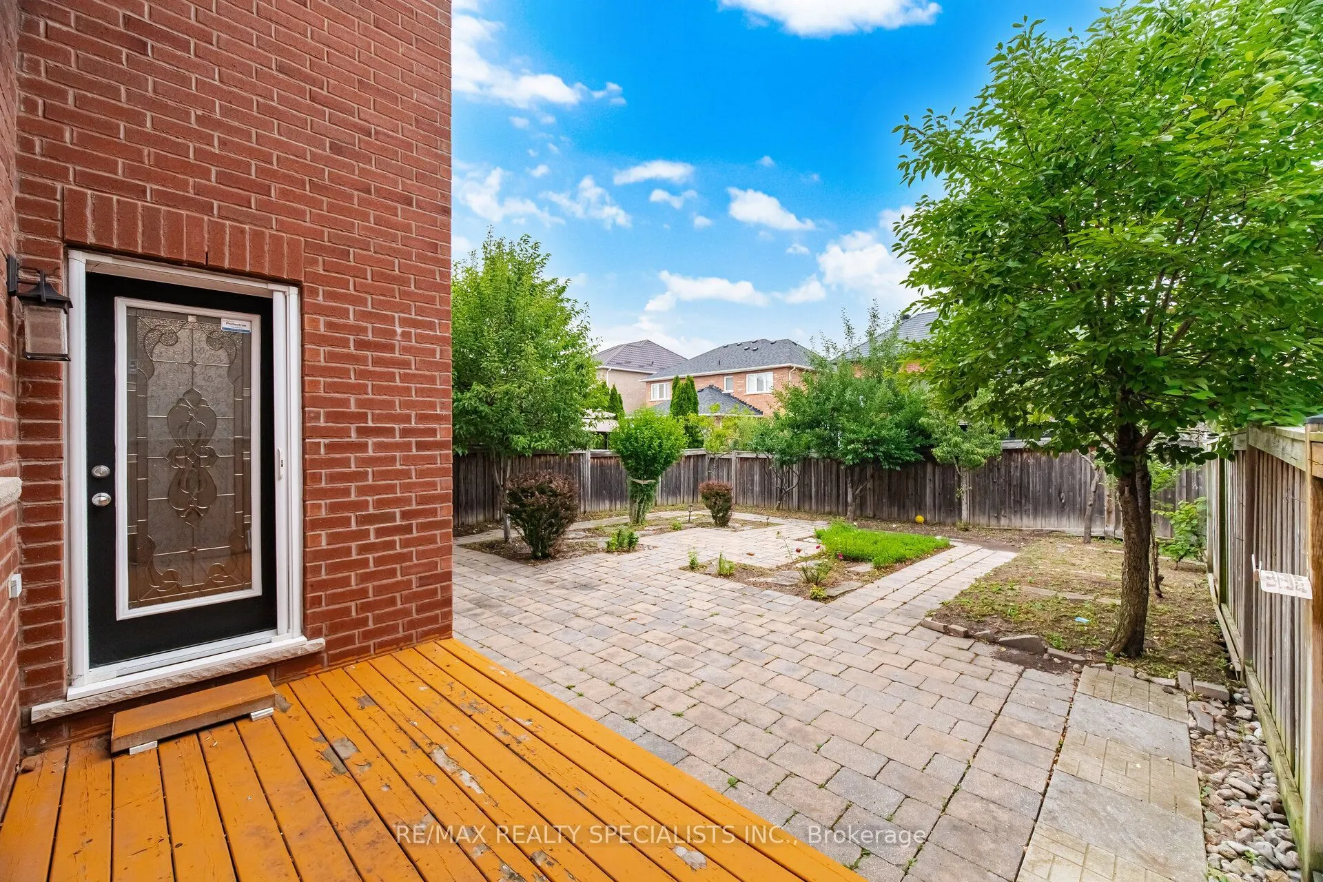 227 Minto Crescent