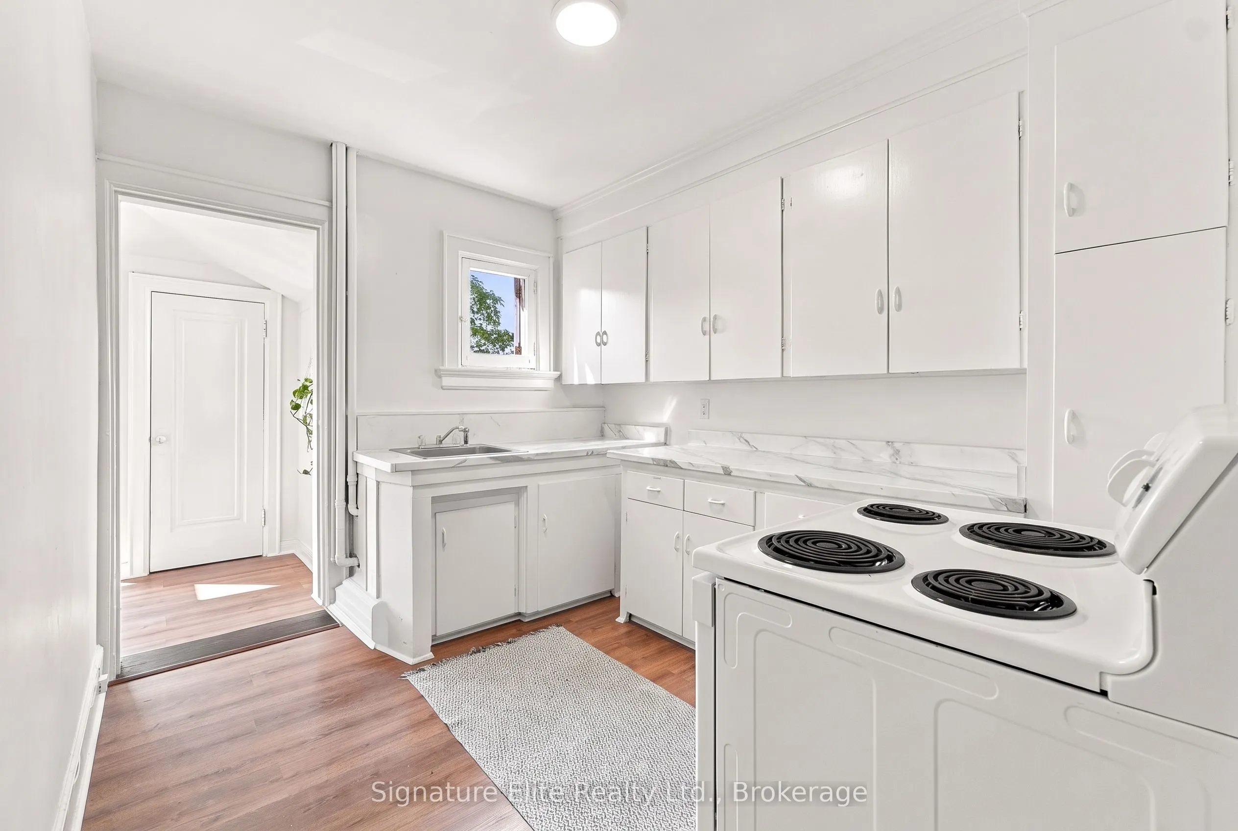 272 Roncesvalles Avenue