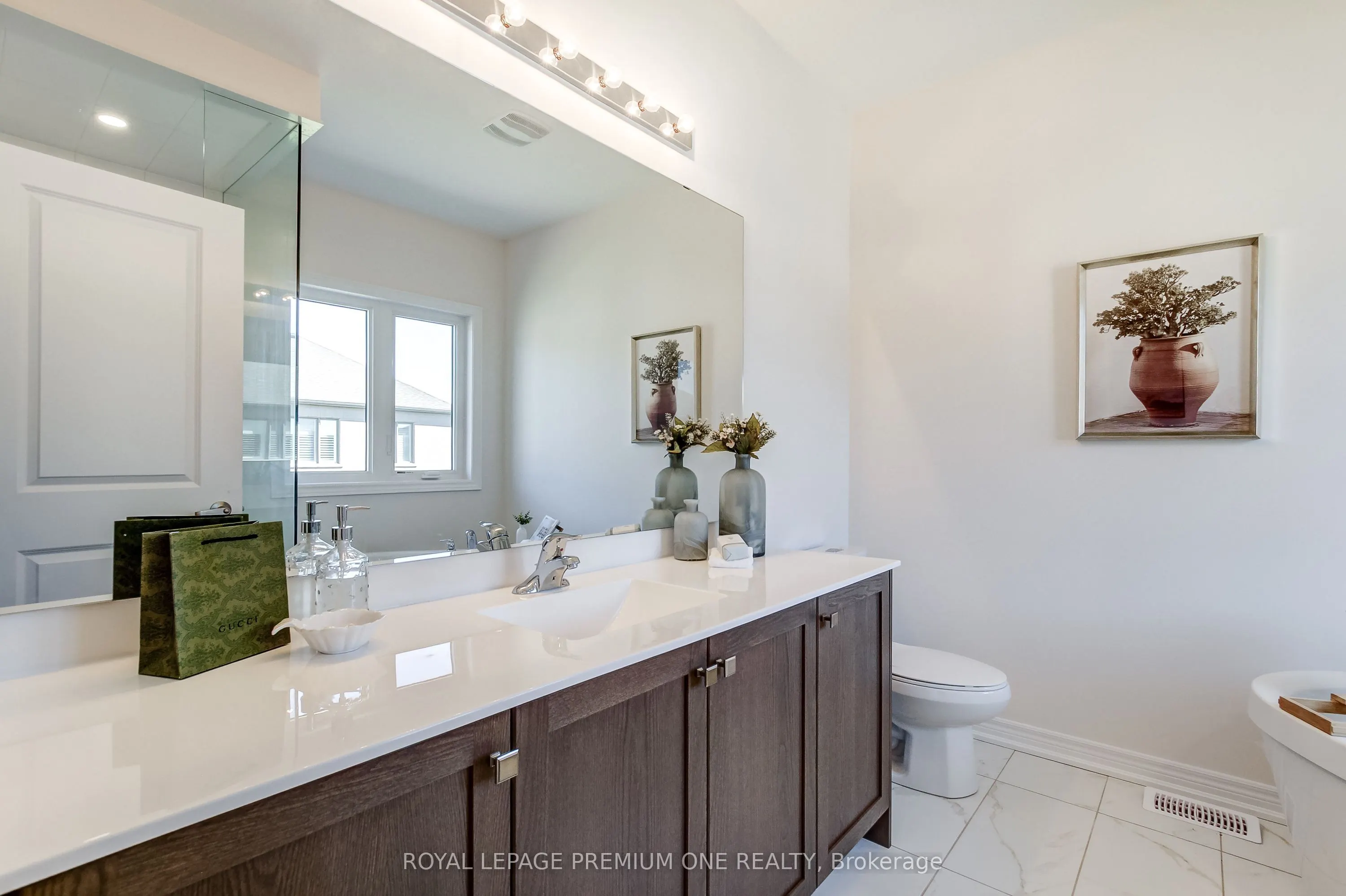 849 HICKORY Crescent