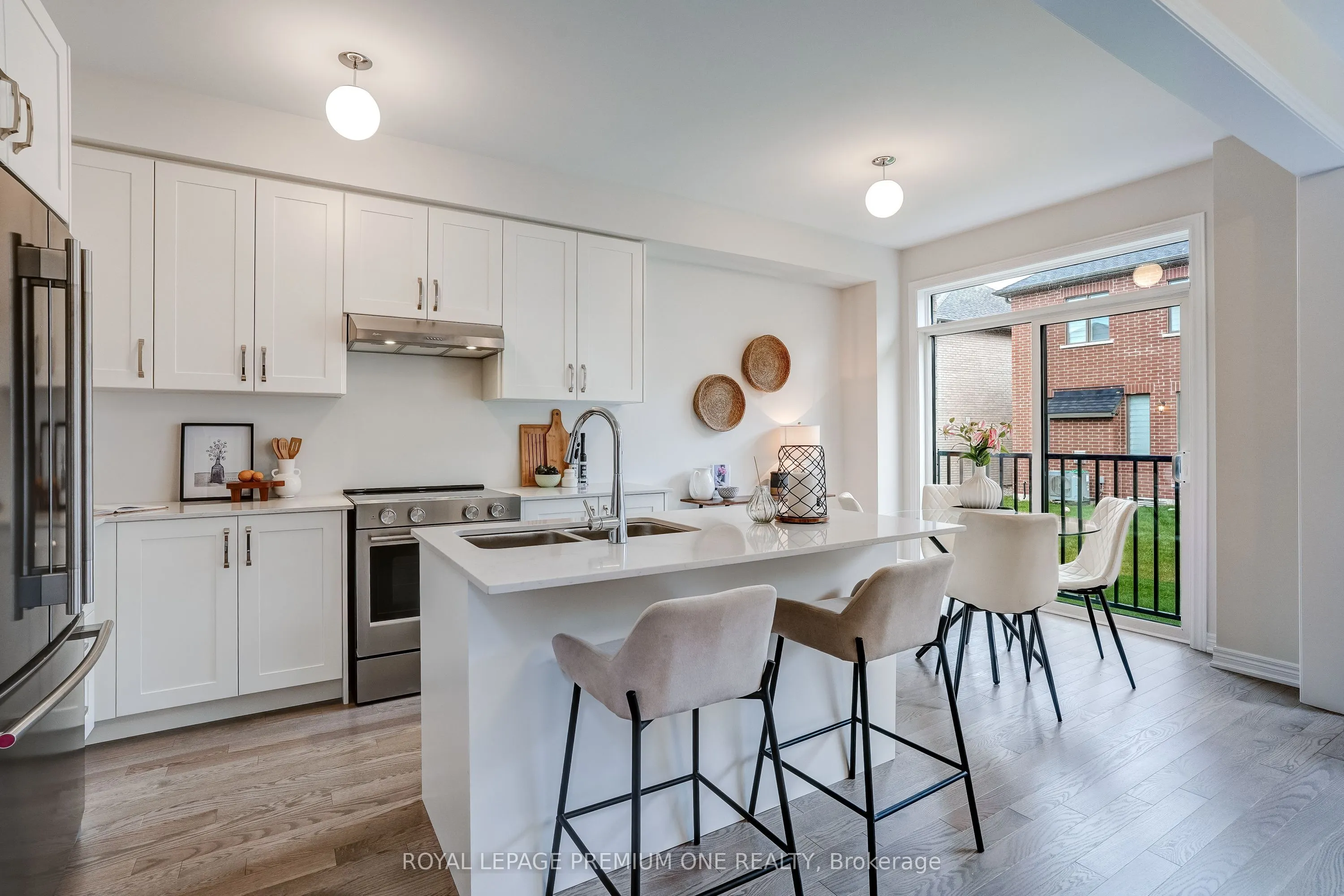 853 Hickory Crescent