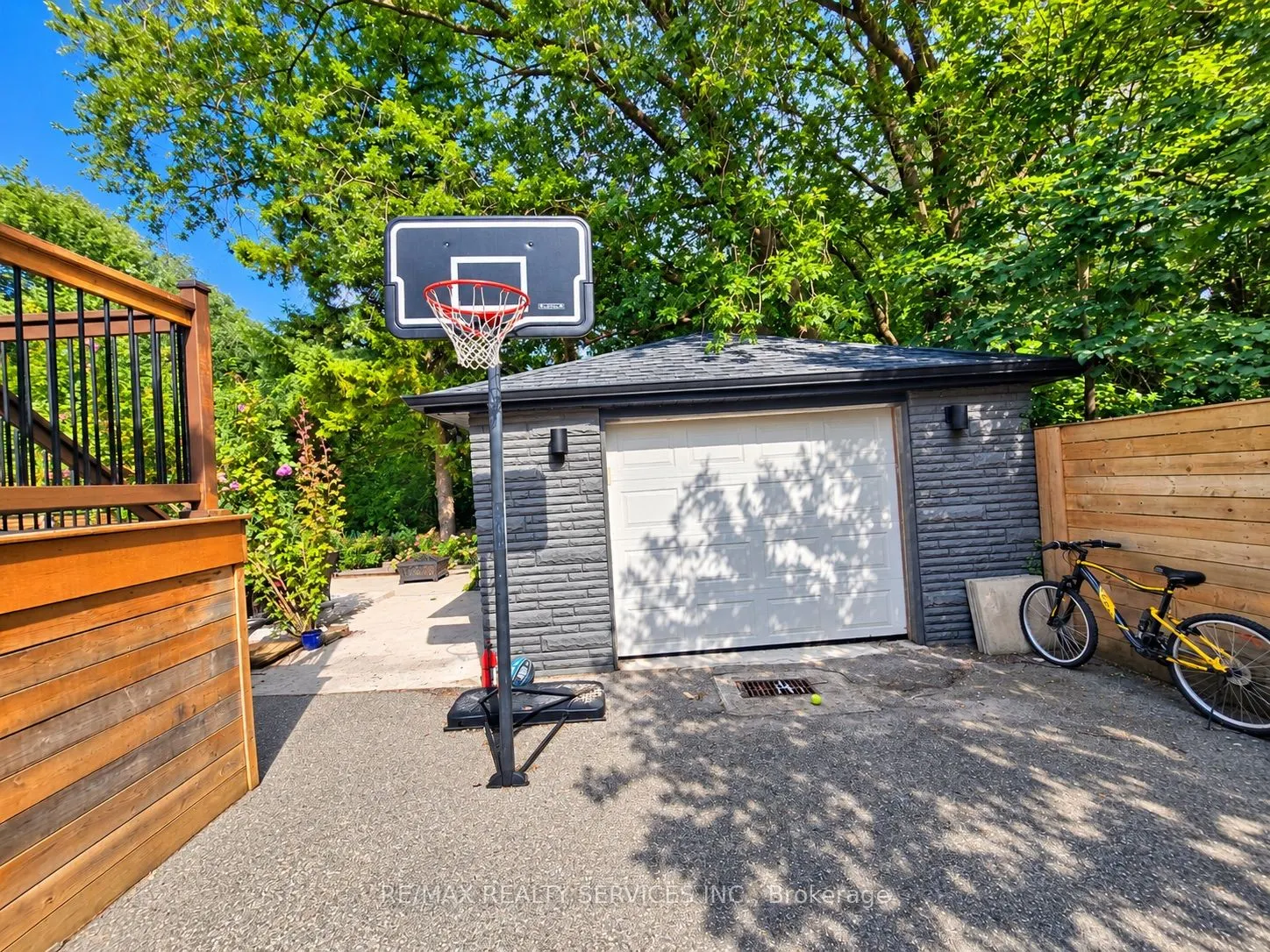 21 McIntosh Avenue