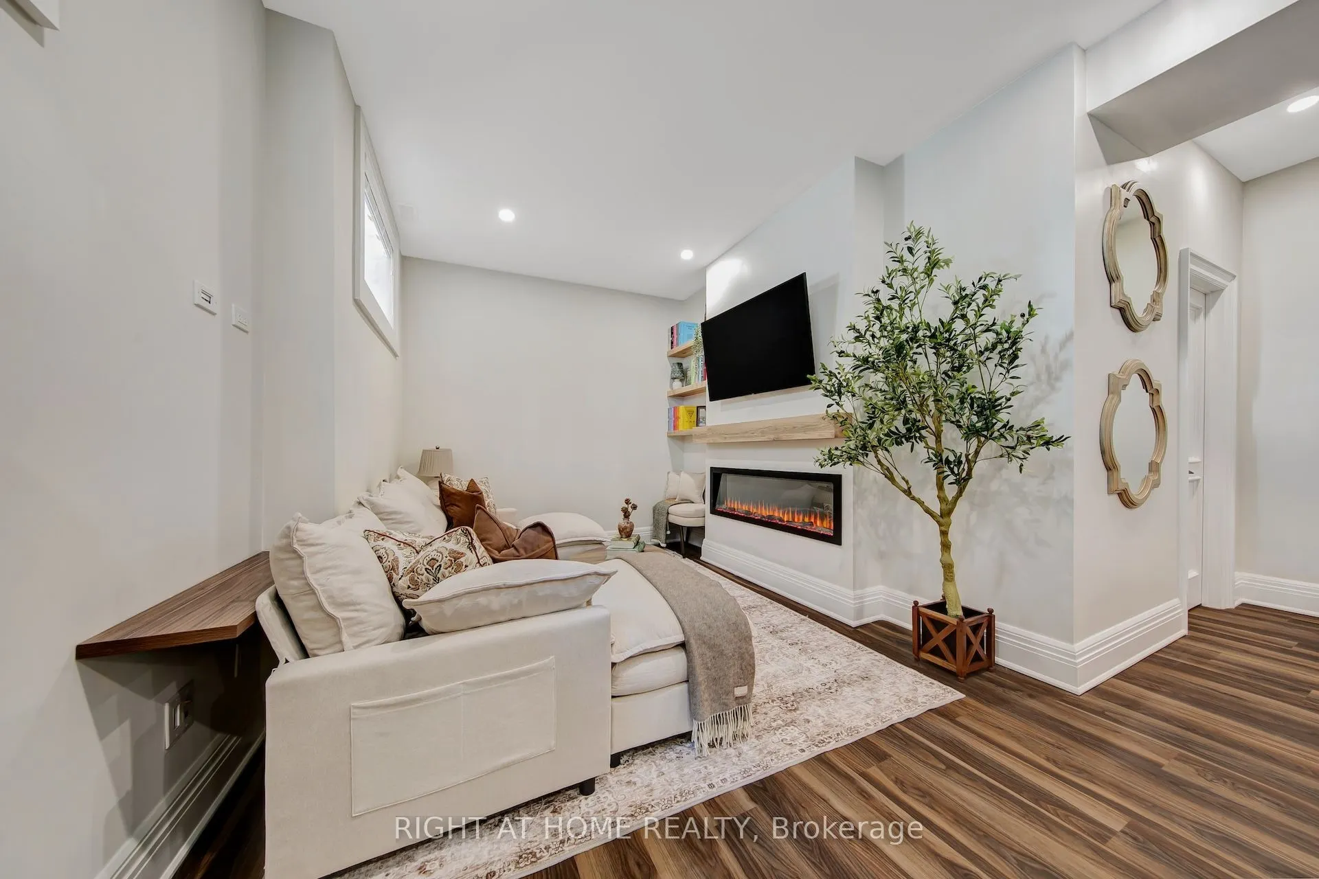 1017 Lorne Park Road
