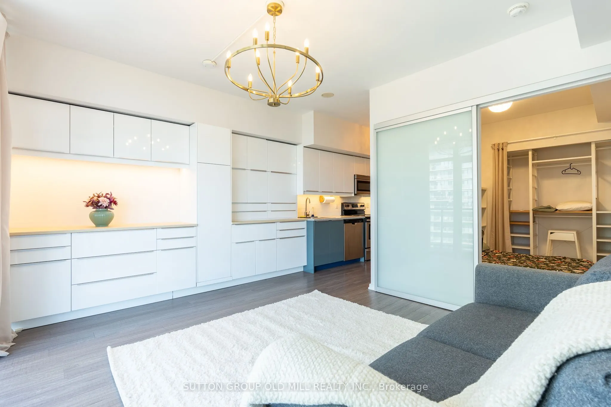 105 The Queensway #812
