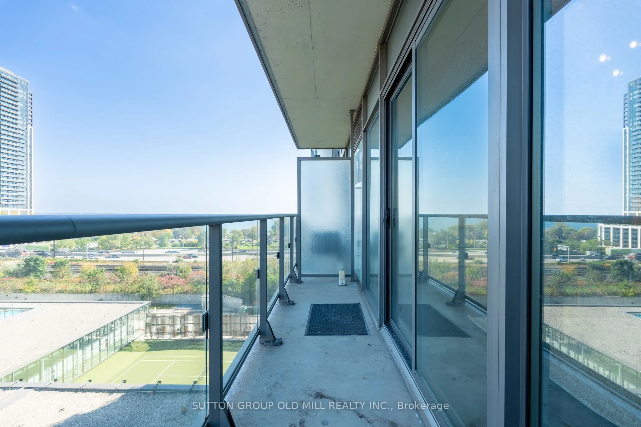 105 The Queensway #812