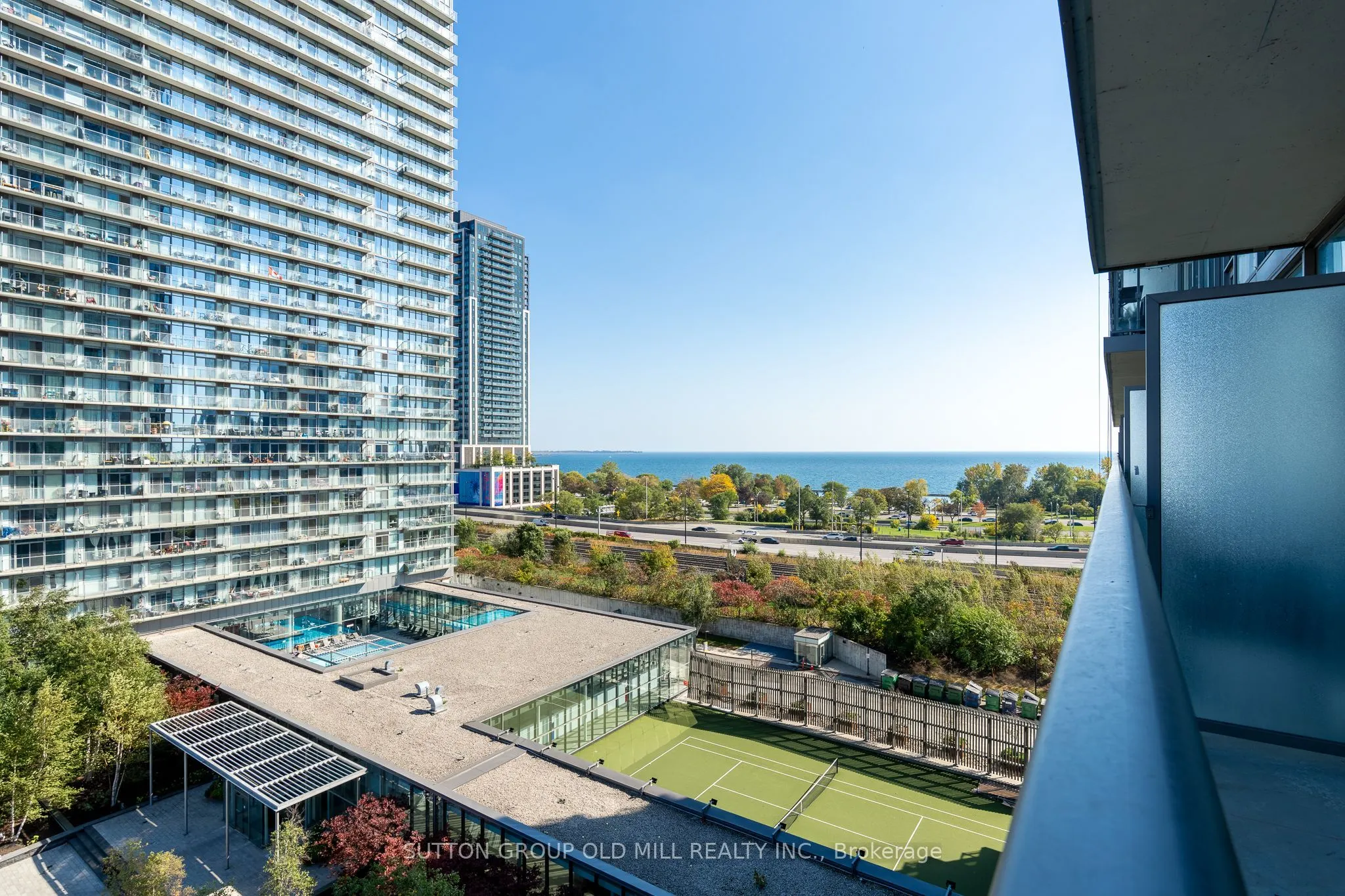 105 The Queensway #812