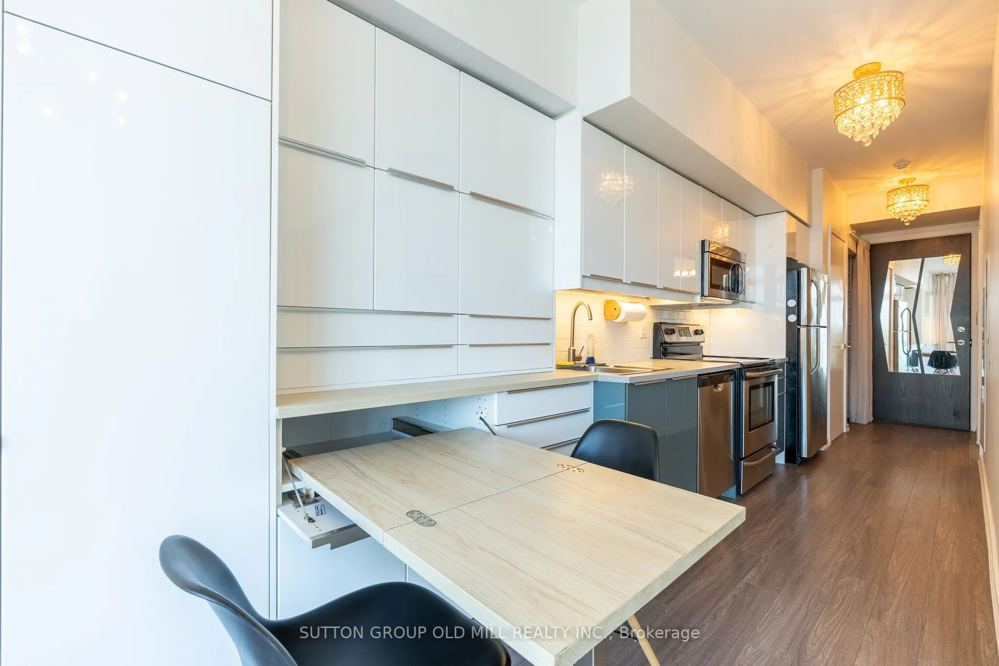 105 The Queensway #812