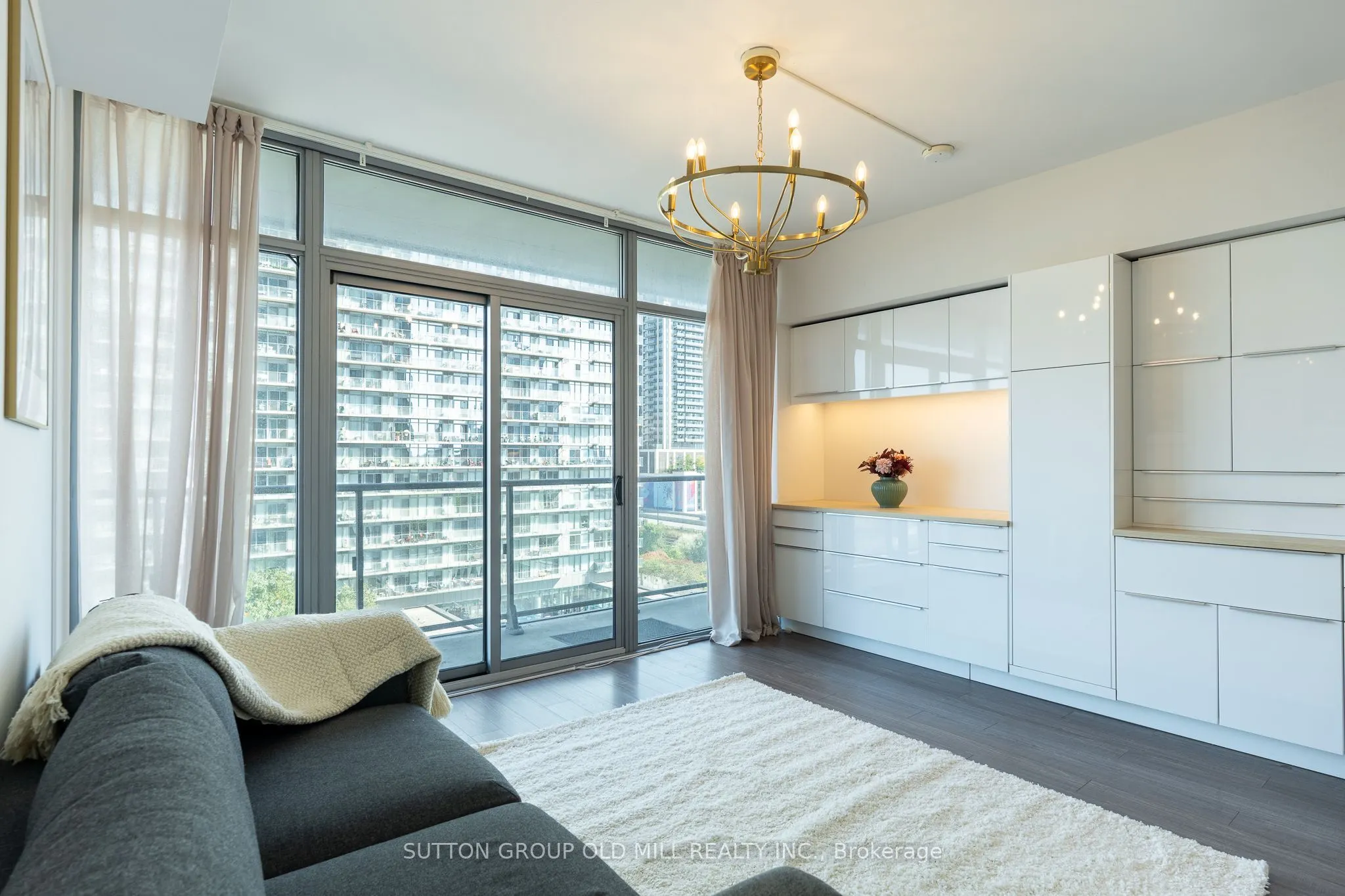 105 The Queensway #812