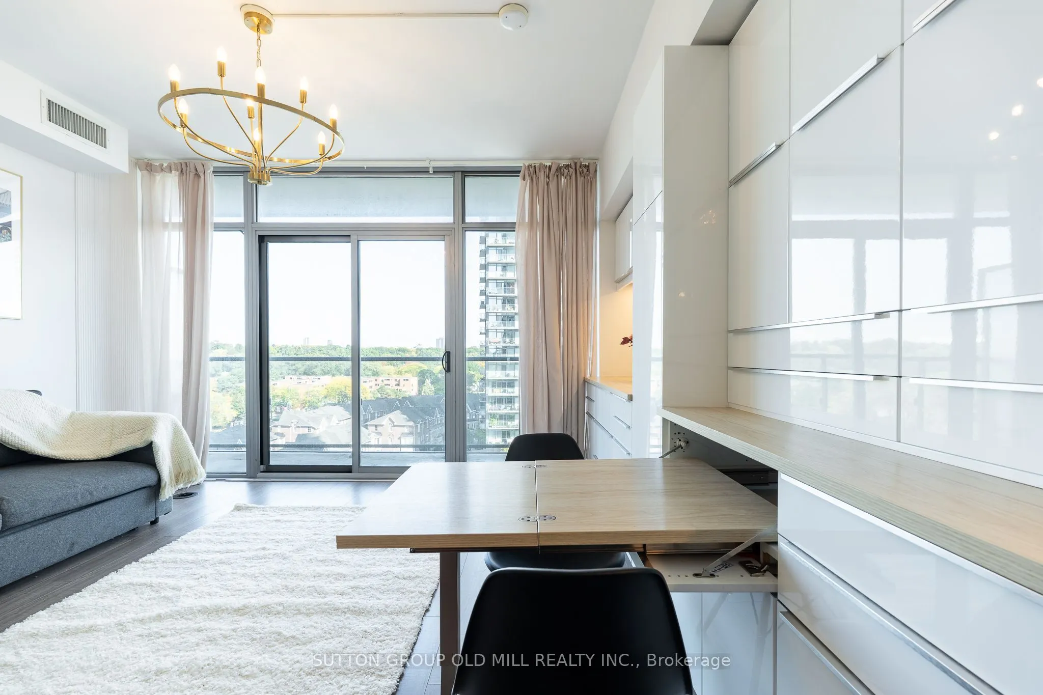 105 The Queensway #812