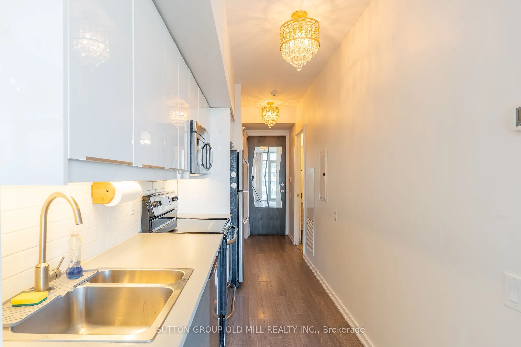 105 The Queensway #812