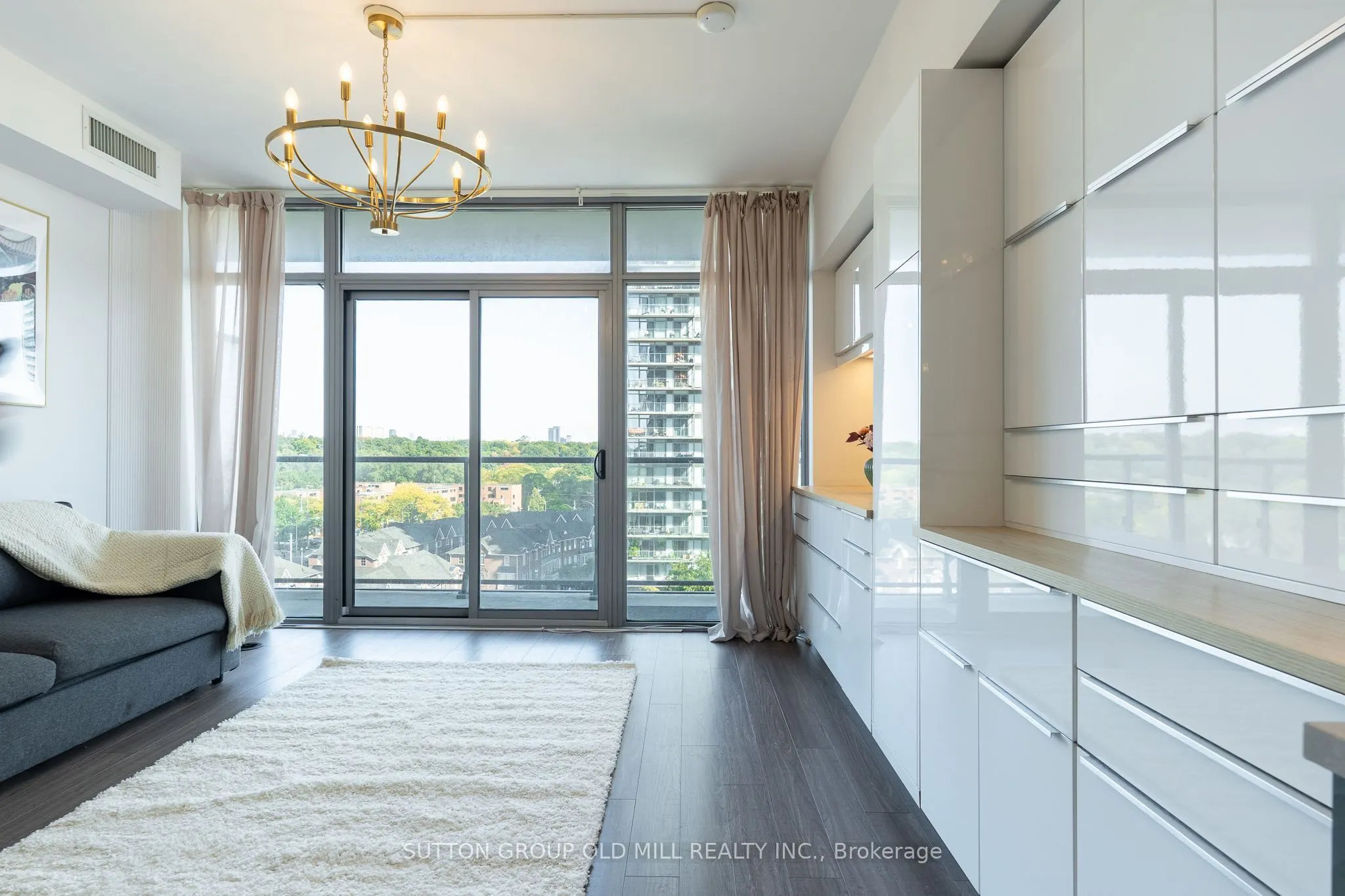 105 The Queensway #812