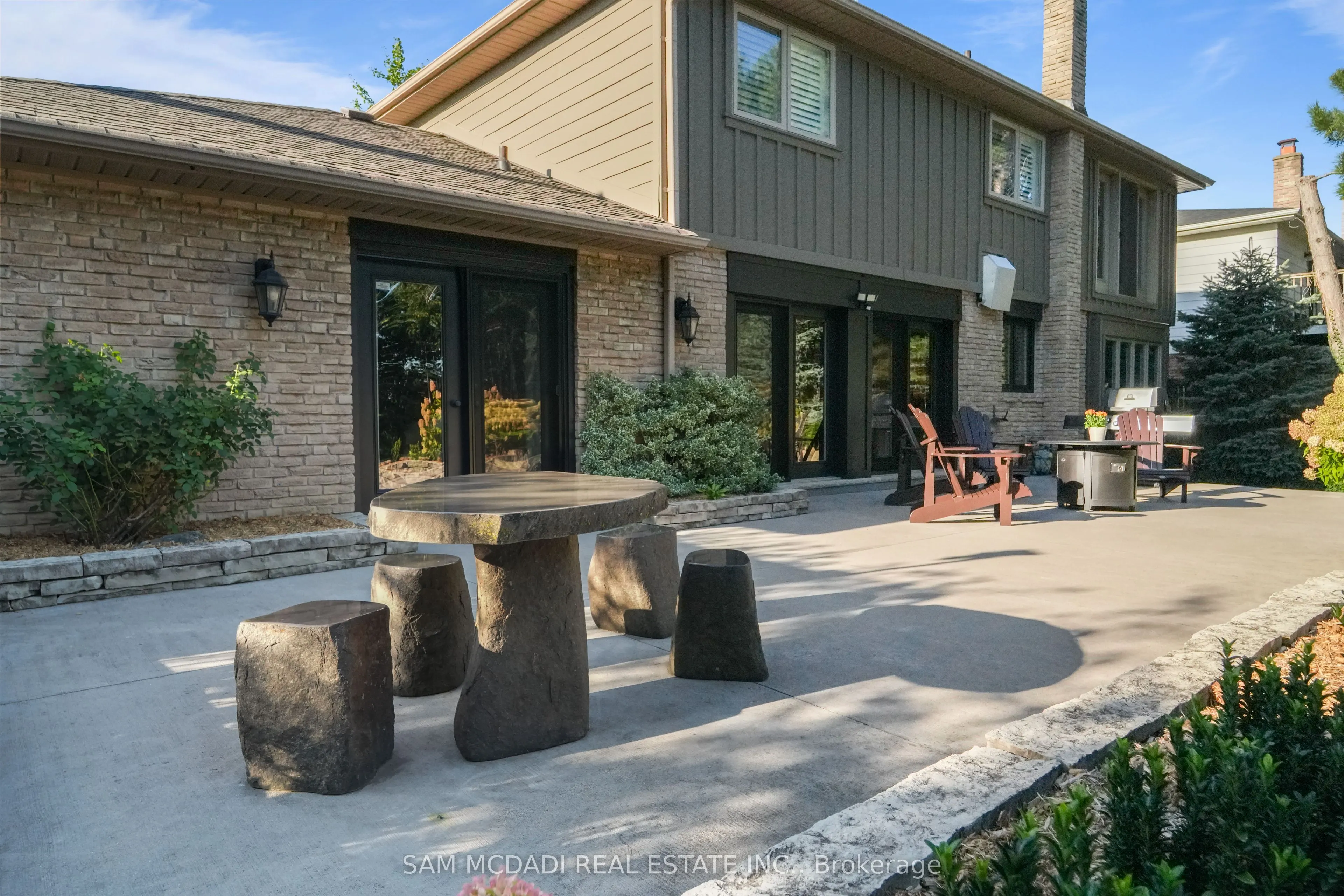21 Kenninghall Boulevard