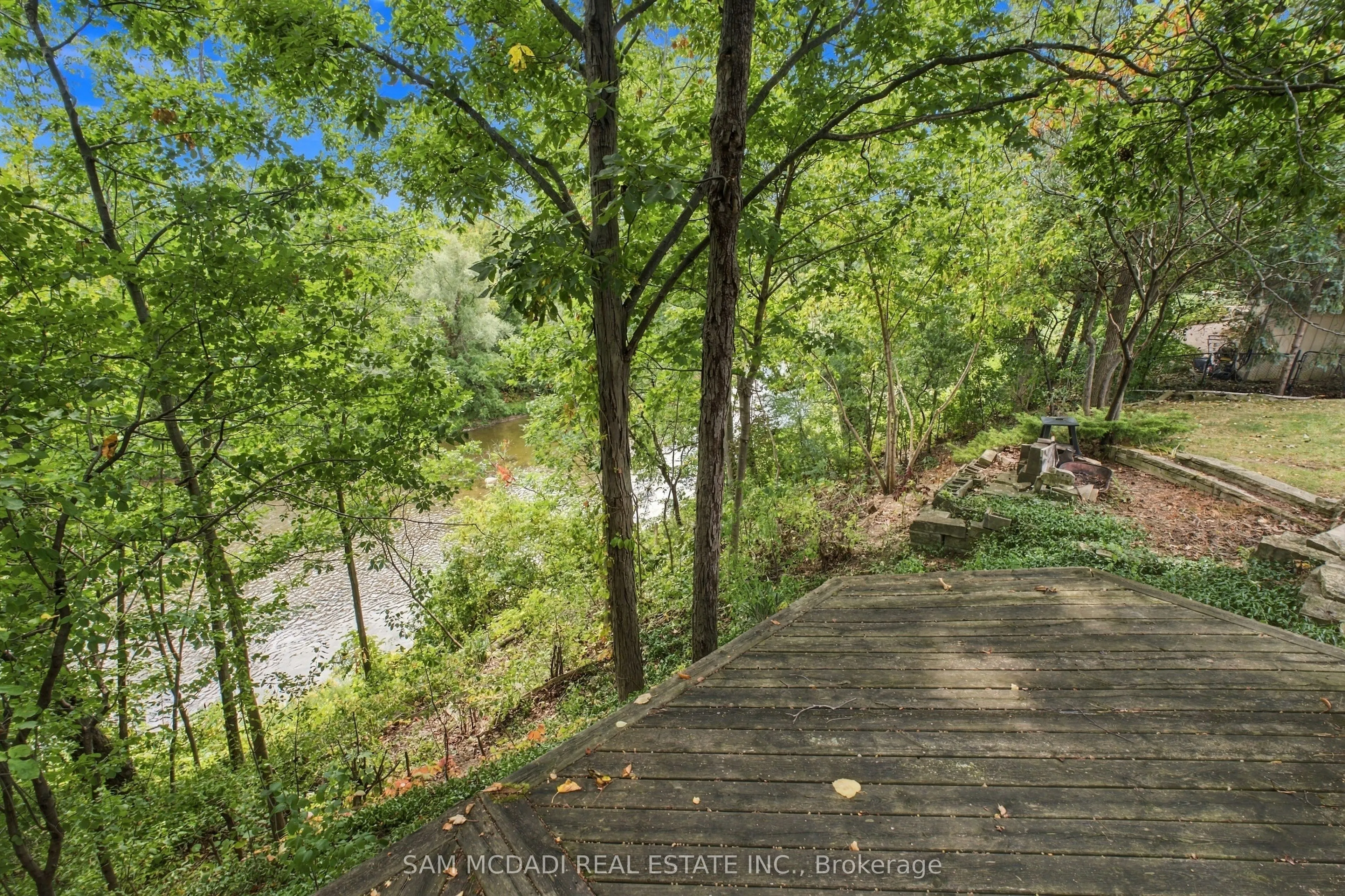 21 Kenninghall Boulevard