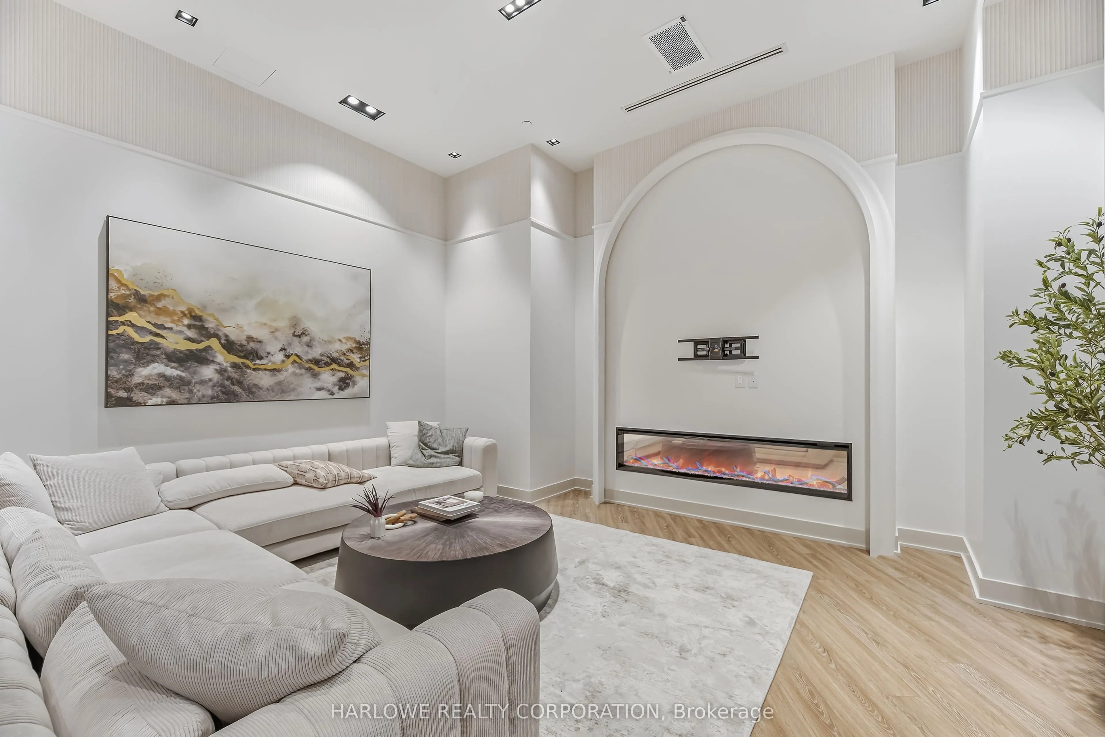 2088 James Street #907