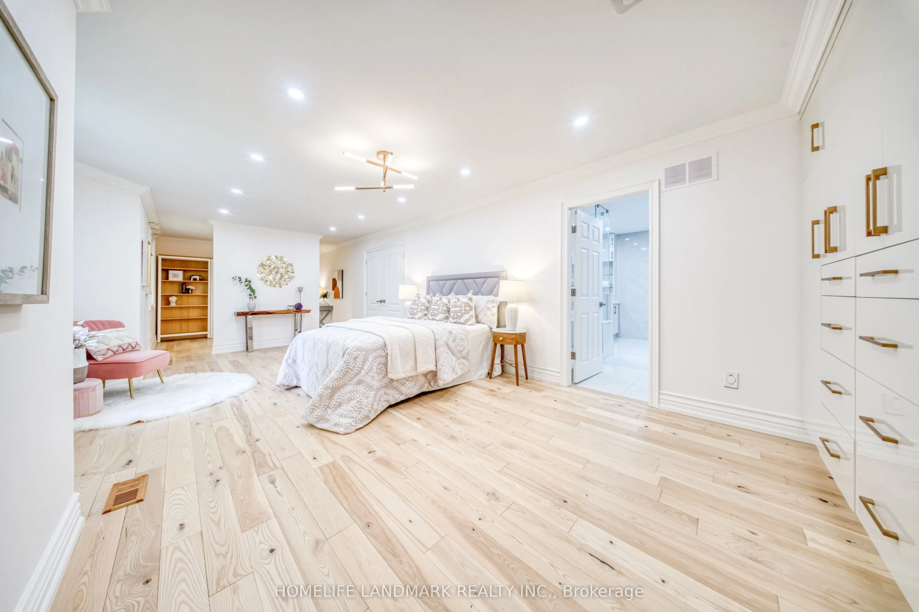 1323 Greenwood Crescent